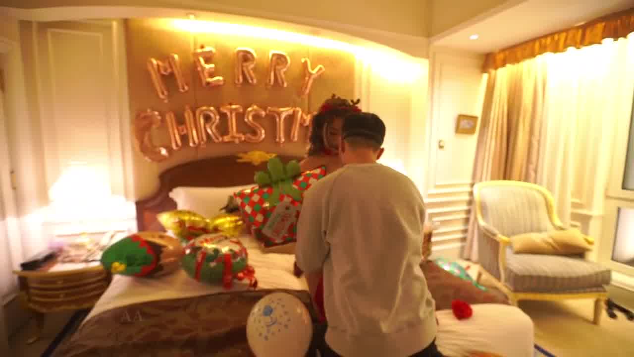  『果哥』出品 今年圣诞礼物一开居然是为极品嫩模 的剧照1