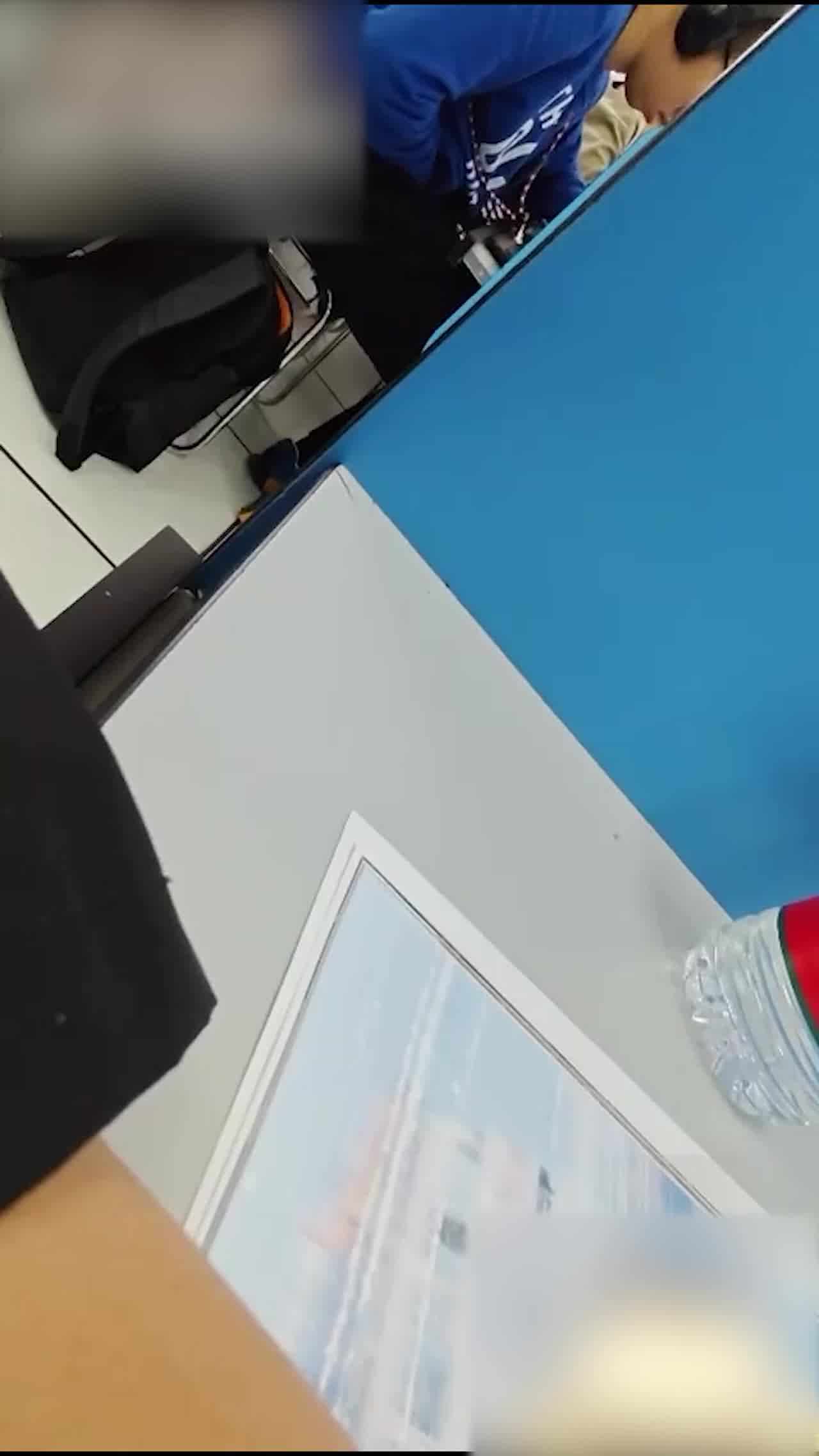  门事件 大学生在听力教室打飞机视频曝光，一节课打四次，专注打飞机都没注意有人偷拍 的剧照8