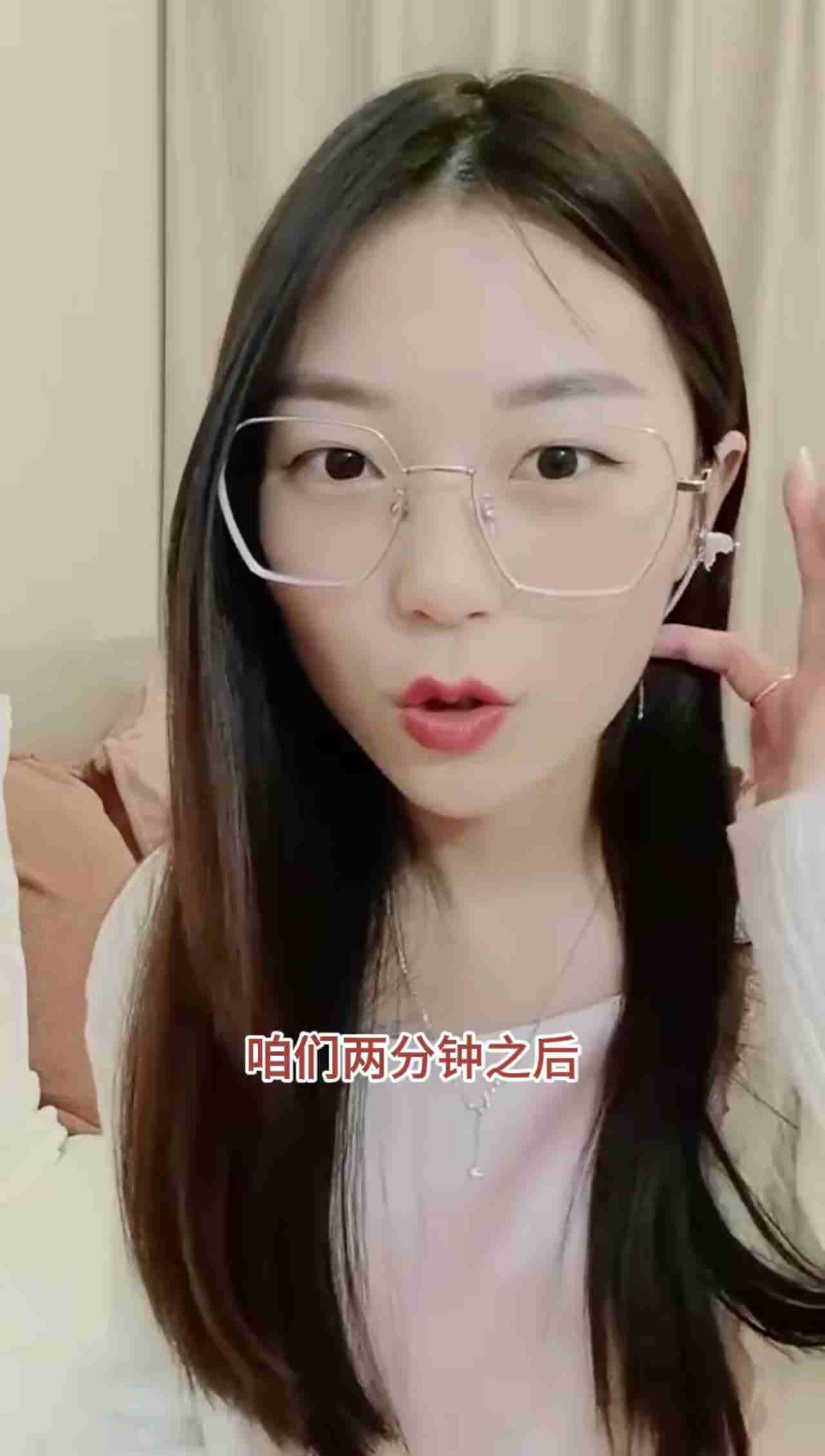 【真实勾引外卖员】男：我家人不会看到吧。女：不会的，你几天没操了，你有女朋友啊？千万别射里面啊别别！ 的剧照3