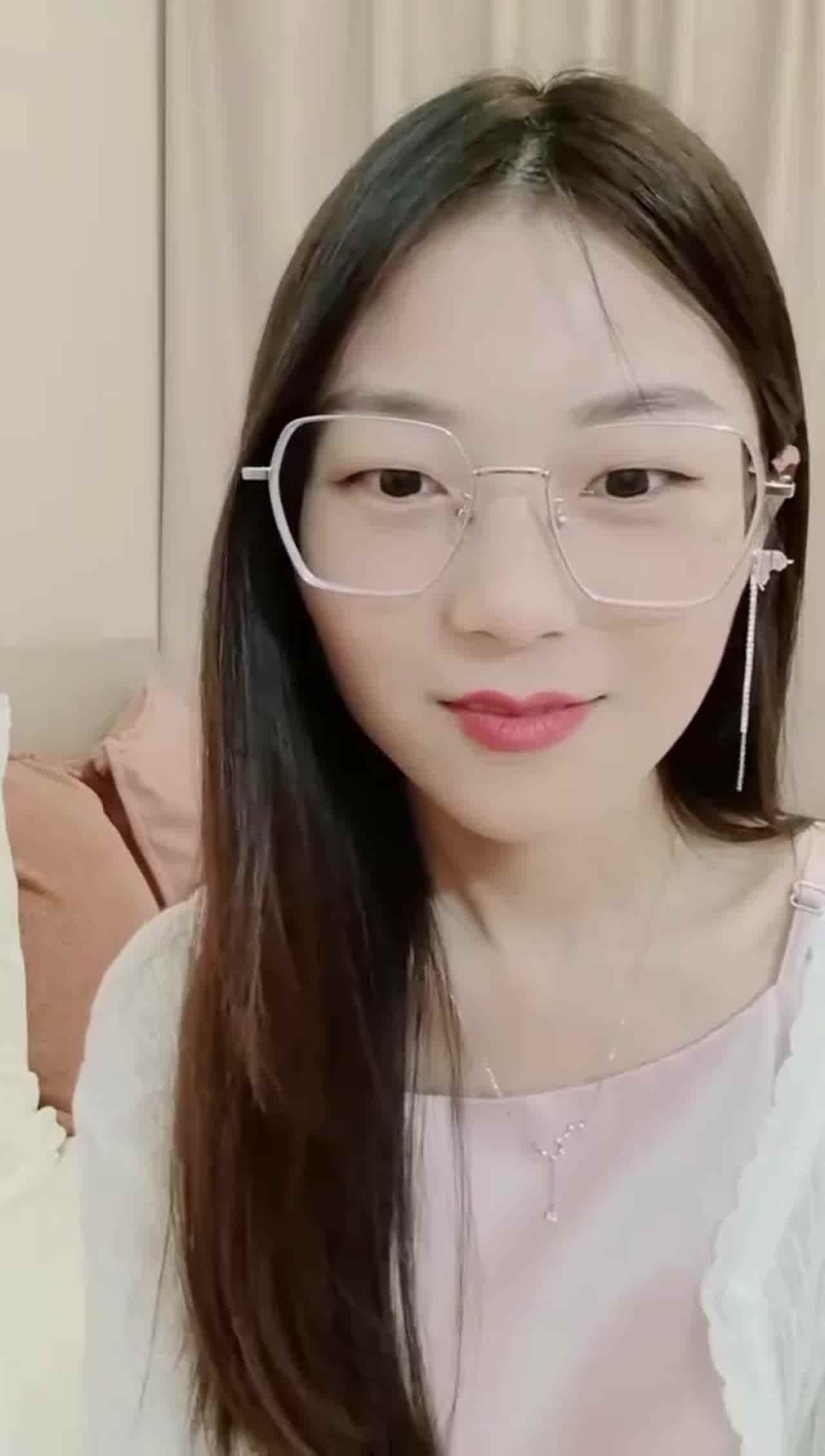  【真实勾引外卖员】男：我家人不会看到吧。女：不会的，你几天没操了，你有女朋友啊？千万别射里面啊别别！ 的剧照5