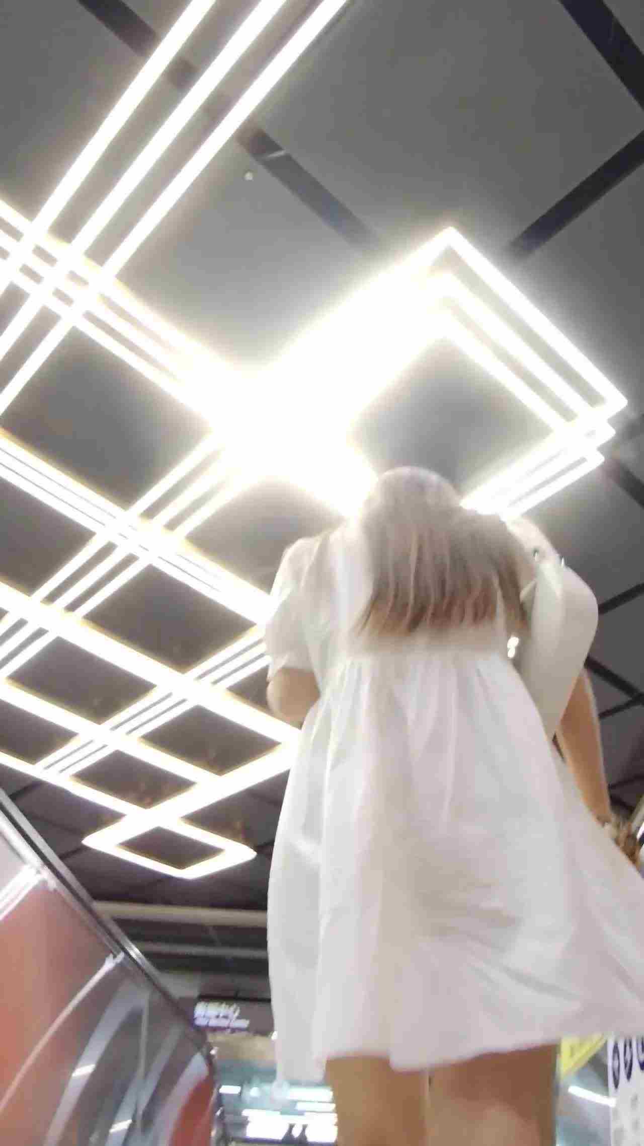  地铁偷拍小姐姐的裙底风光 的剧照9