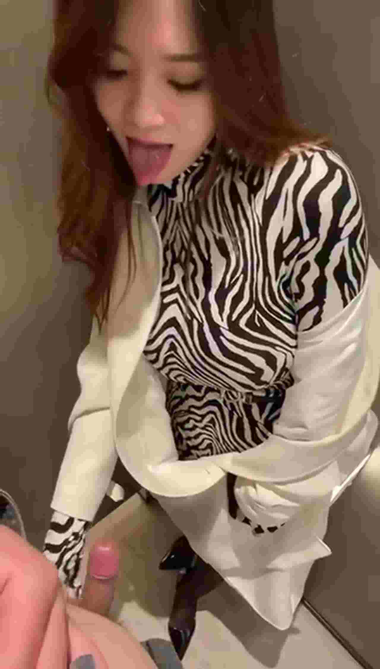  黑丝斑马纹修身衣显身材胸大口交 的剧照7