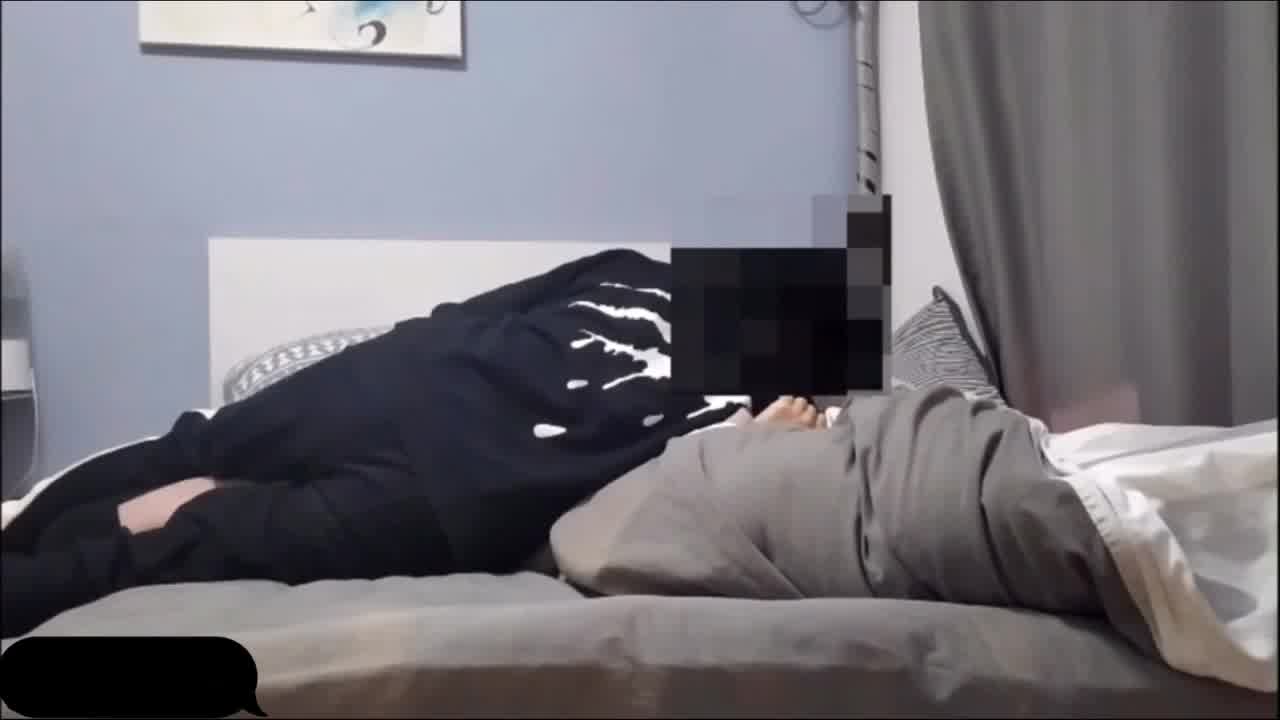  还是老套路借看电影为由哄骗女朋友啪啪，妹子以是处女为由不断拒绝直到进去了都还不知道 的剧照1