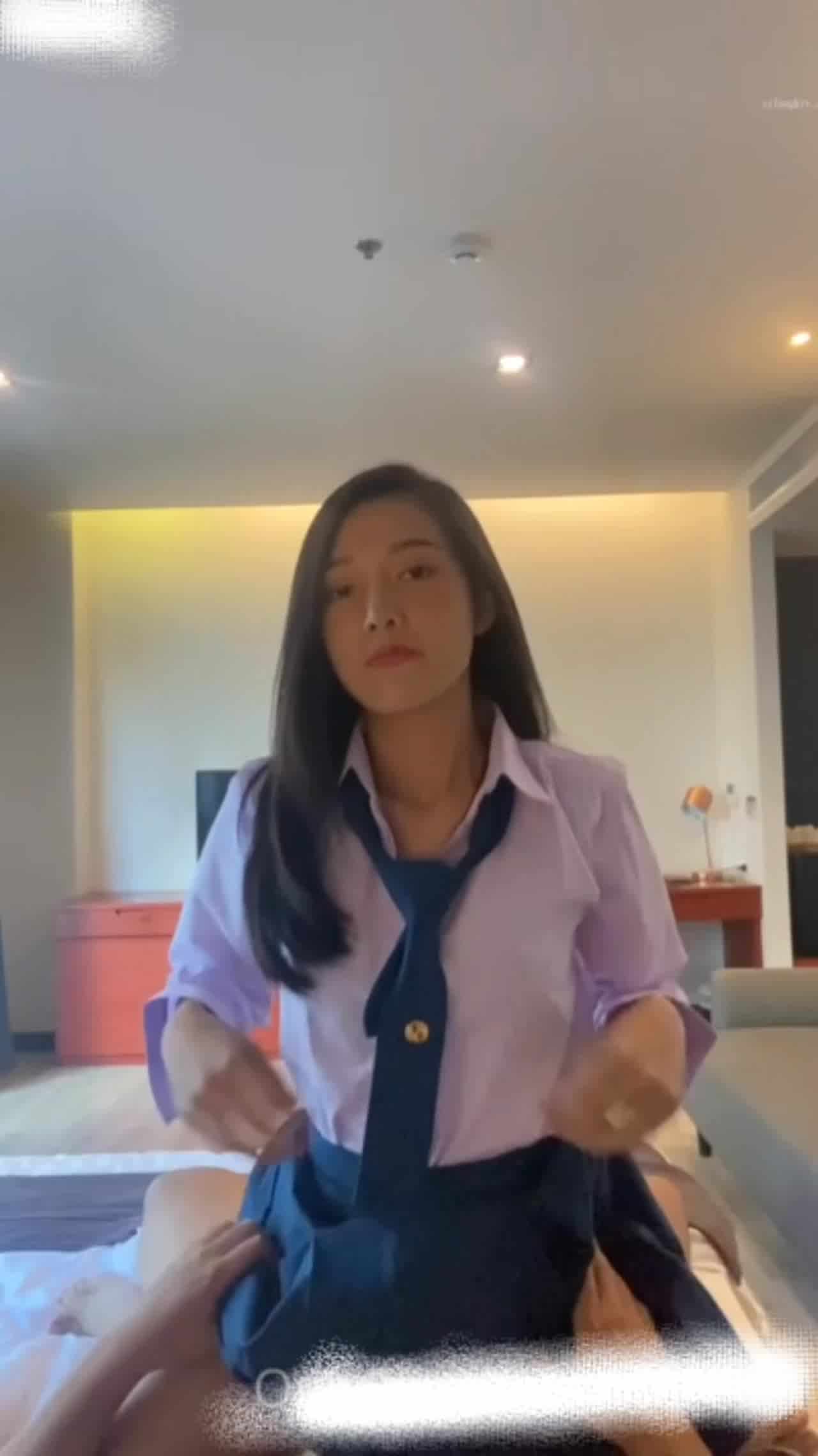  小秘书洗完澡陪老总做爱 的剧照1