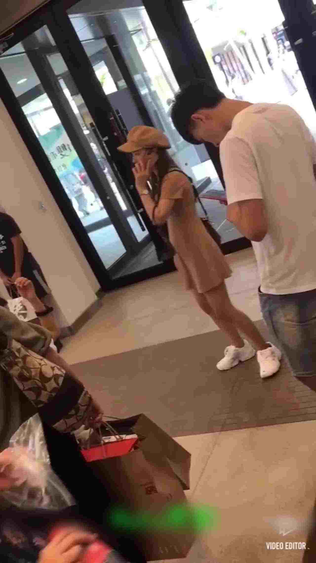  FB正妹网红被狼友跟拍 的剧照2