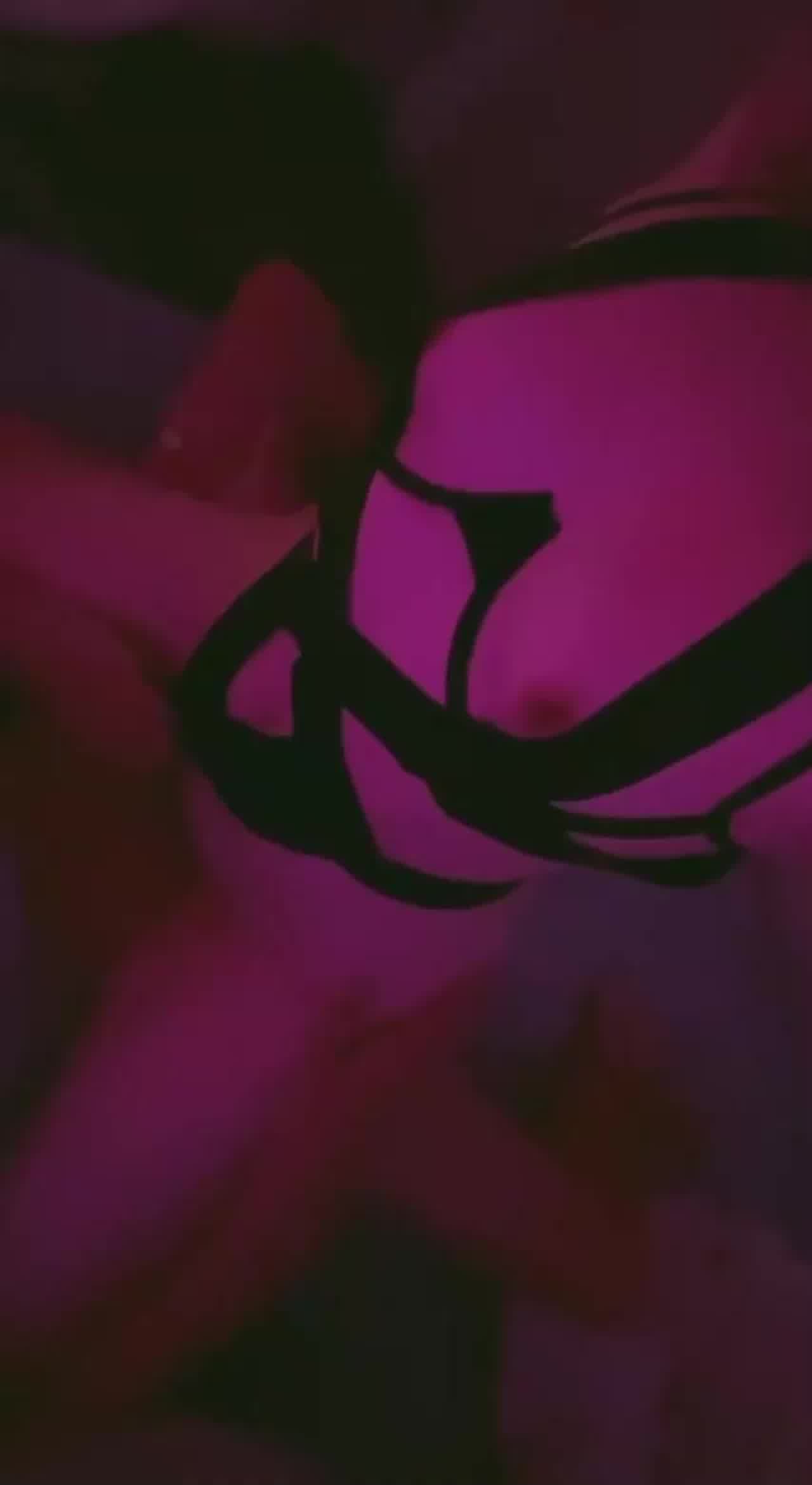  极品性感女神坐在我腿上卖力猛骑！ 的剧照3