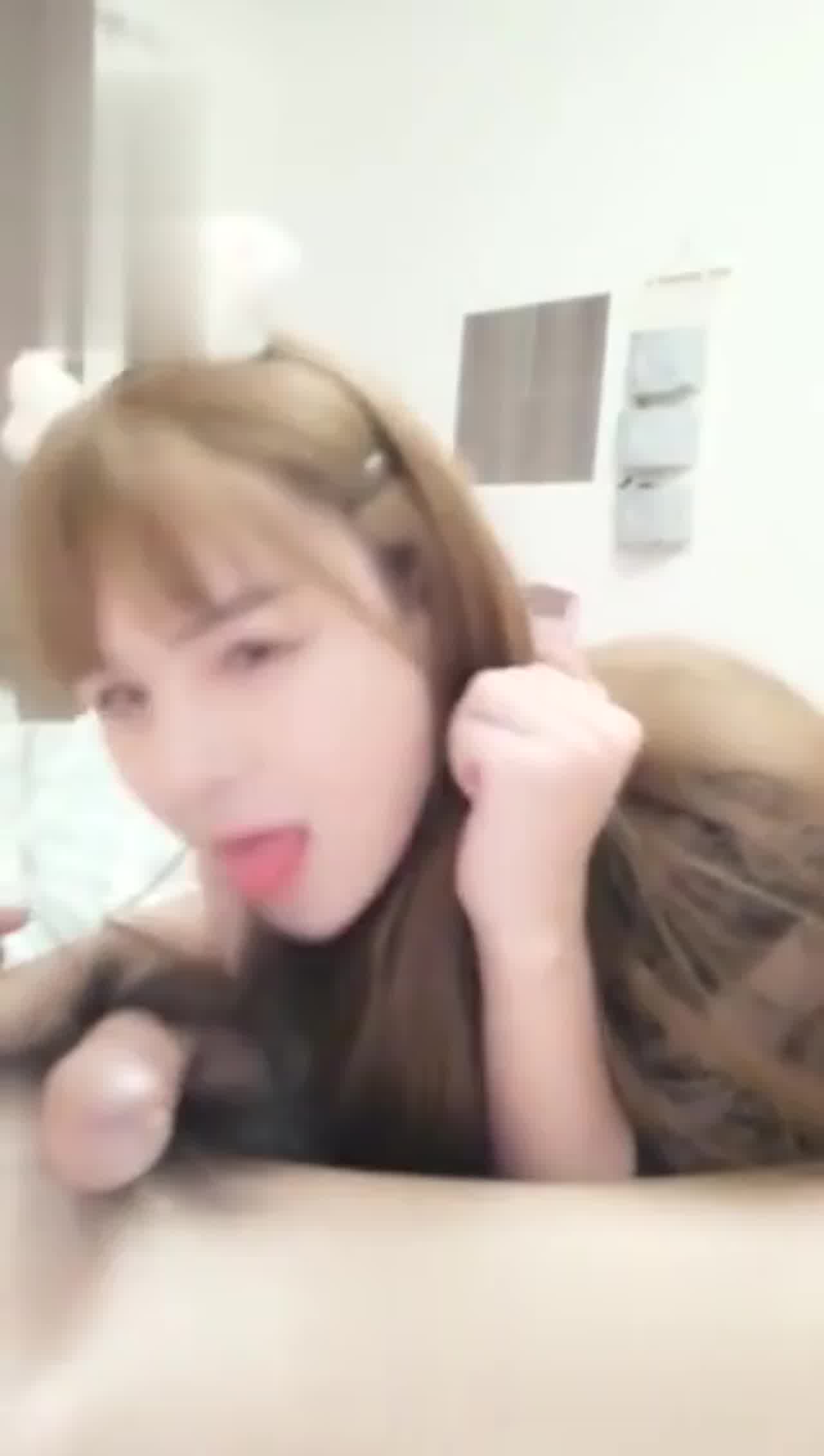  超正妹帮忙吃棒棒还随便你射，这技术我给你一百分! 的剧照9