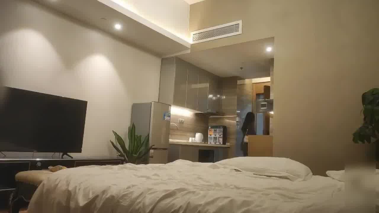  【极品少妇】黑丝一字马人妻少妇，床上饥渴风骚，高频快速抽插，浪叫不停，小伙偷偷拔套，直接内射骚穴！ 的剧照4