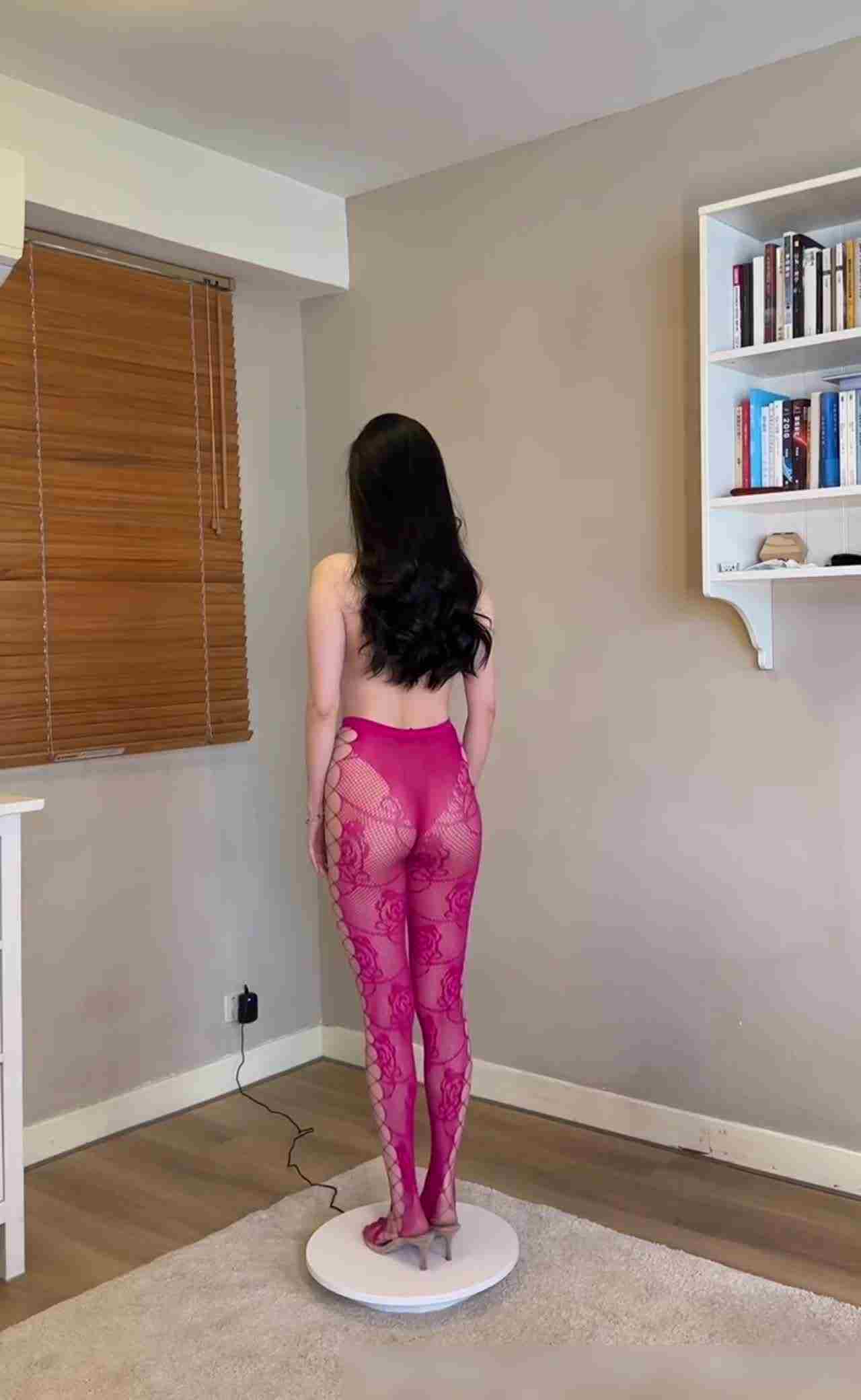  真人裸体模特展示台 的剧照2