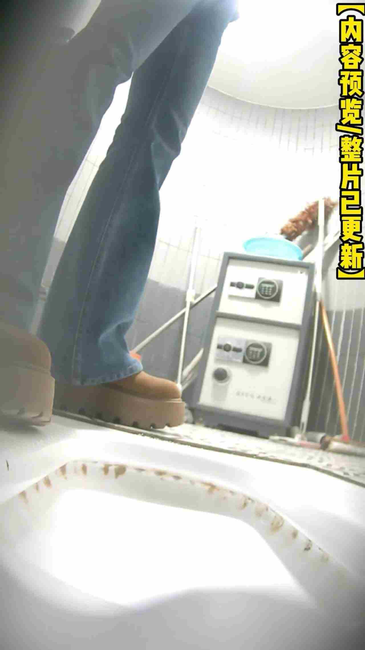  【前后双视角，这偷拍角度无敌了啊！】三月最新流出大神偷拍写字楼女厕，多位小姐姐粉嫩芬芳的花蕊！ 的剧照3