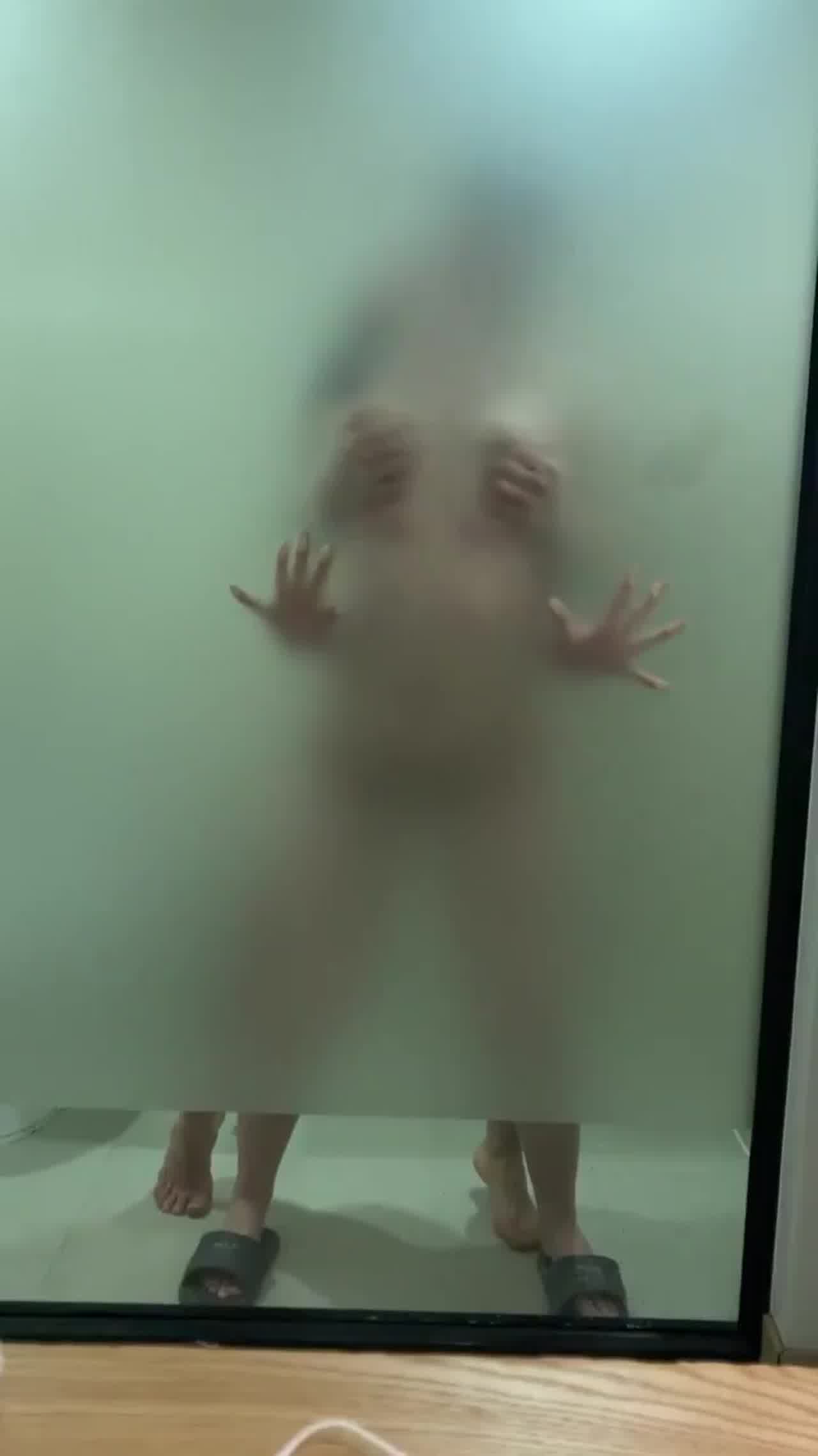  摁在玻璃使劲操 的剧照3