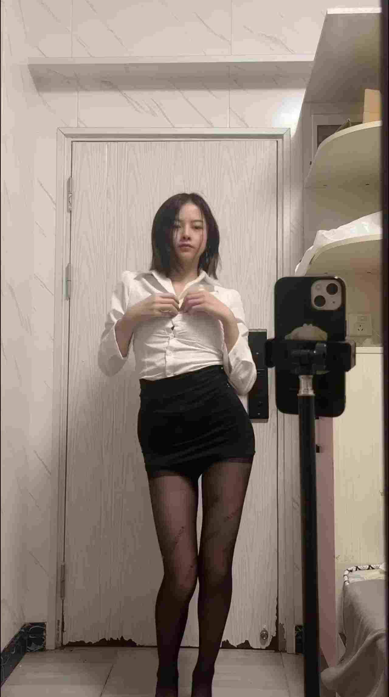  露脸高价制服定制小西西 的剧照8