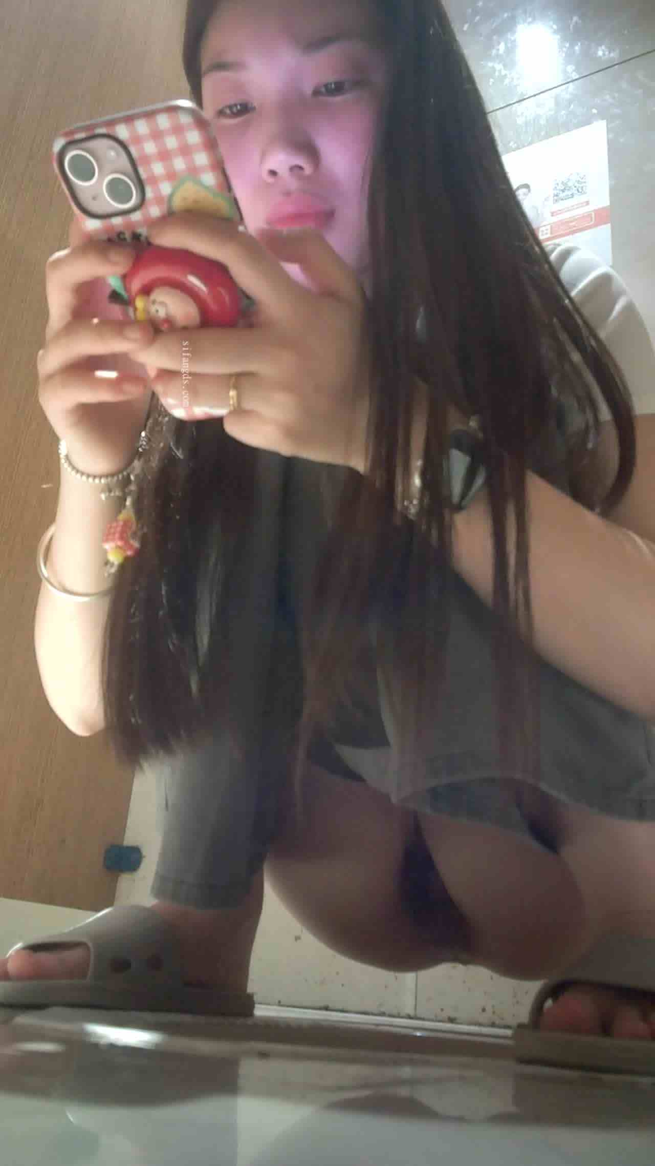  厕所偷拍小姐姐还在划手机 的剧照8