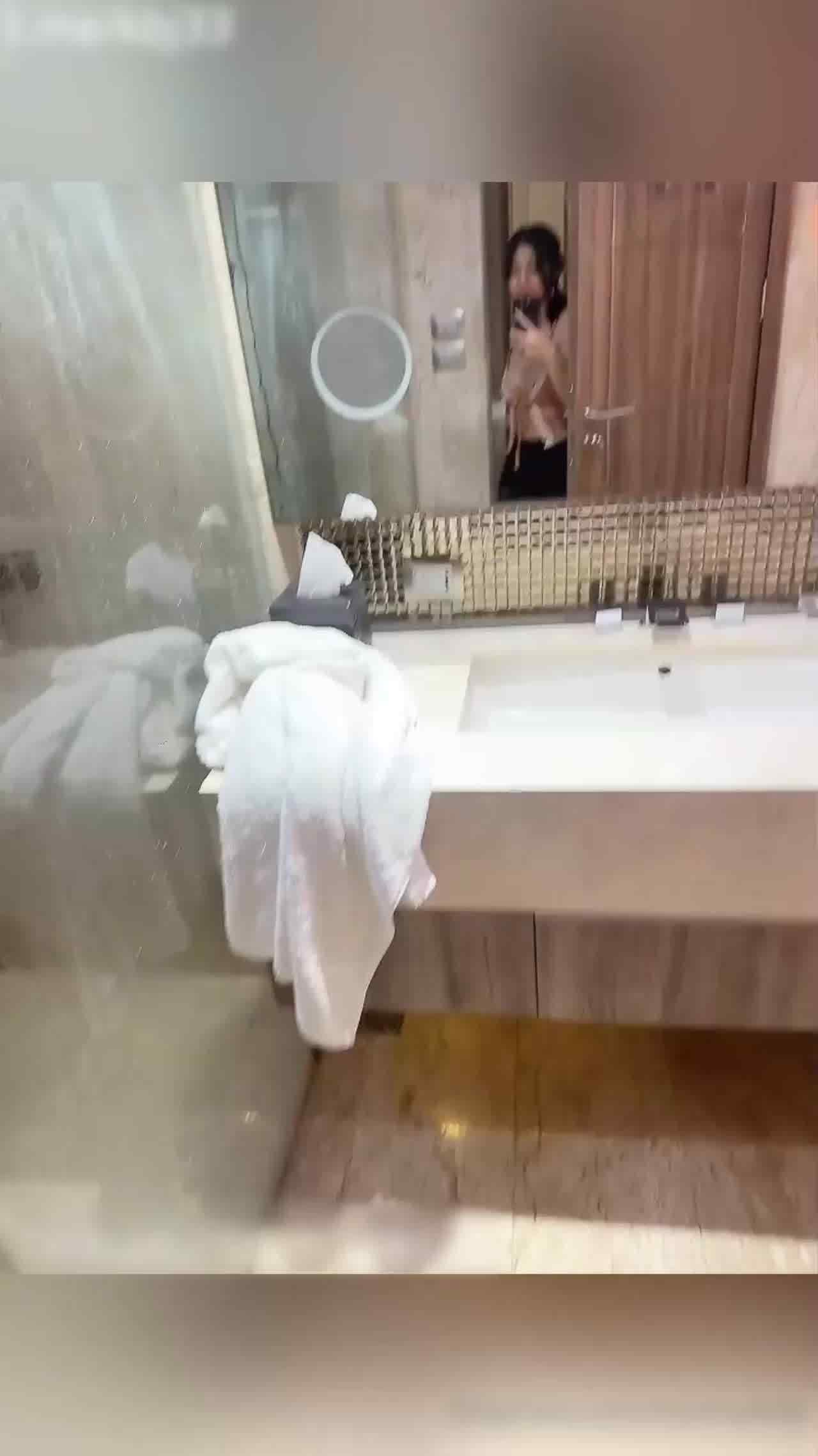  onlyfans mintra4444 淫水泛滥的大波美女上位骑乘令酒店金主射满淫穴口 的剧照1