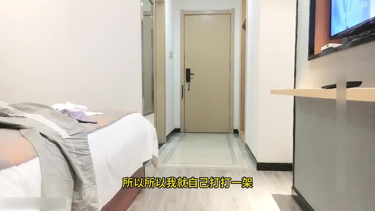  【双洞不停歇】美少妇为了赚取虚荣费，接受双飞让饥渴老男人泄欲取精，淫荡的小骚逼诱惑至极，两个大奶子真 的剧照5