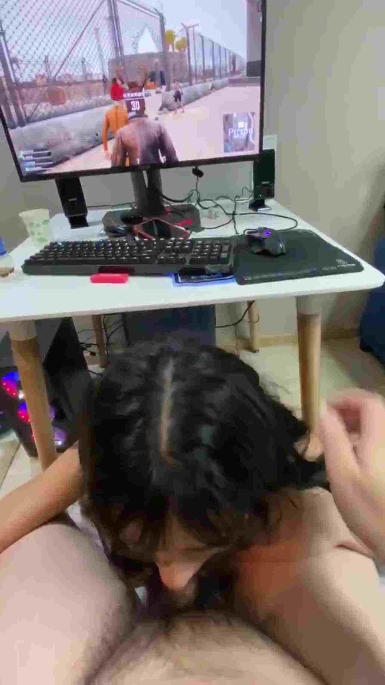  怕女友寂寞也让她一起吃鸡 的剧照5