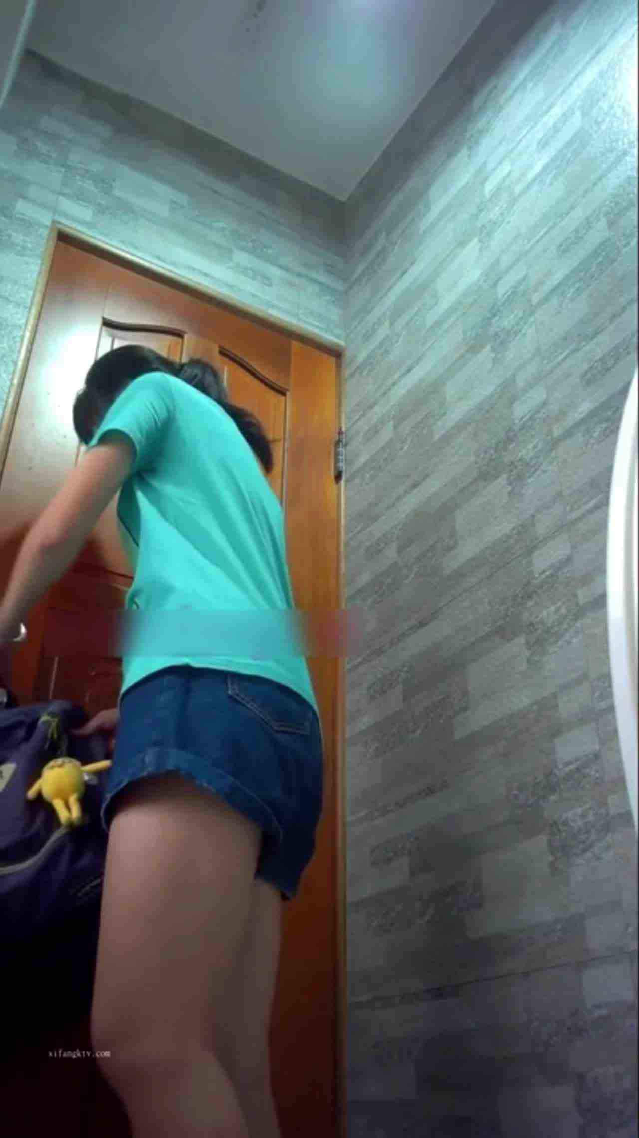  《厕拍达人☀️重磅首发》各种高质量气质小姐姐方便~姿态百出~，B脸同框，欣赏各种美穴，惊现白虎妹妹！ 的剧照2