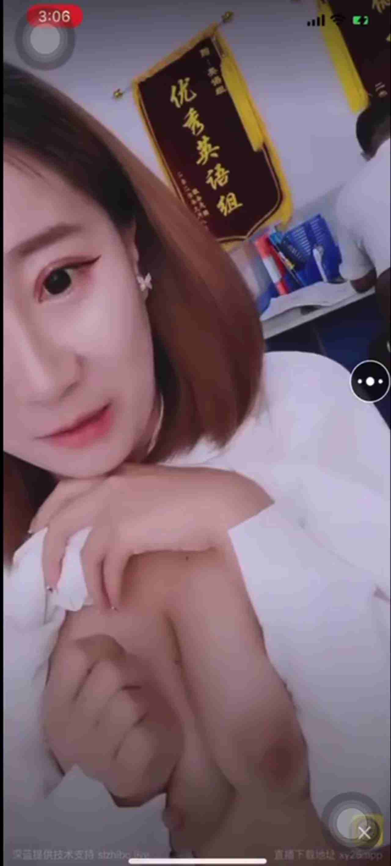  英文老师在办公室边改作业边黄播 的剧照7