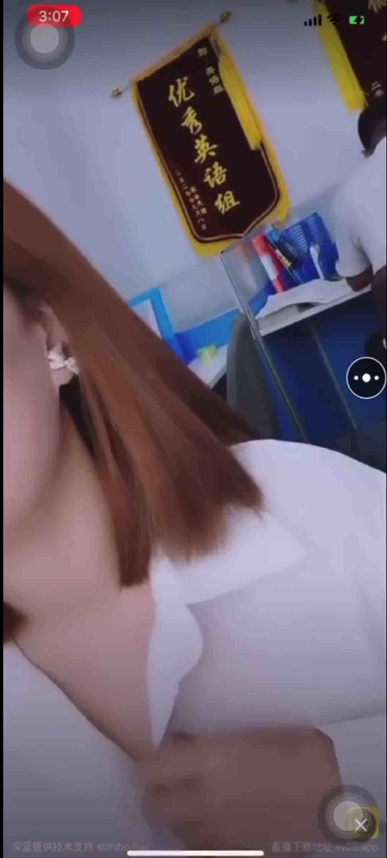  英文老师在办公室边改作业边黄播 的剧照8