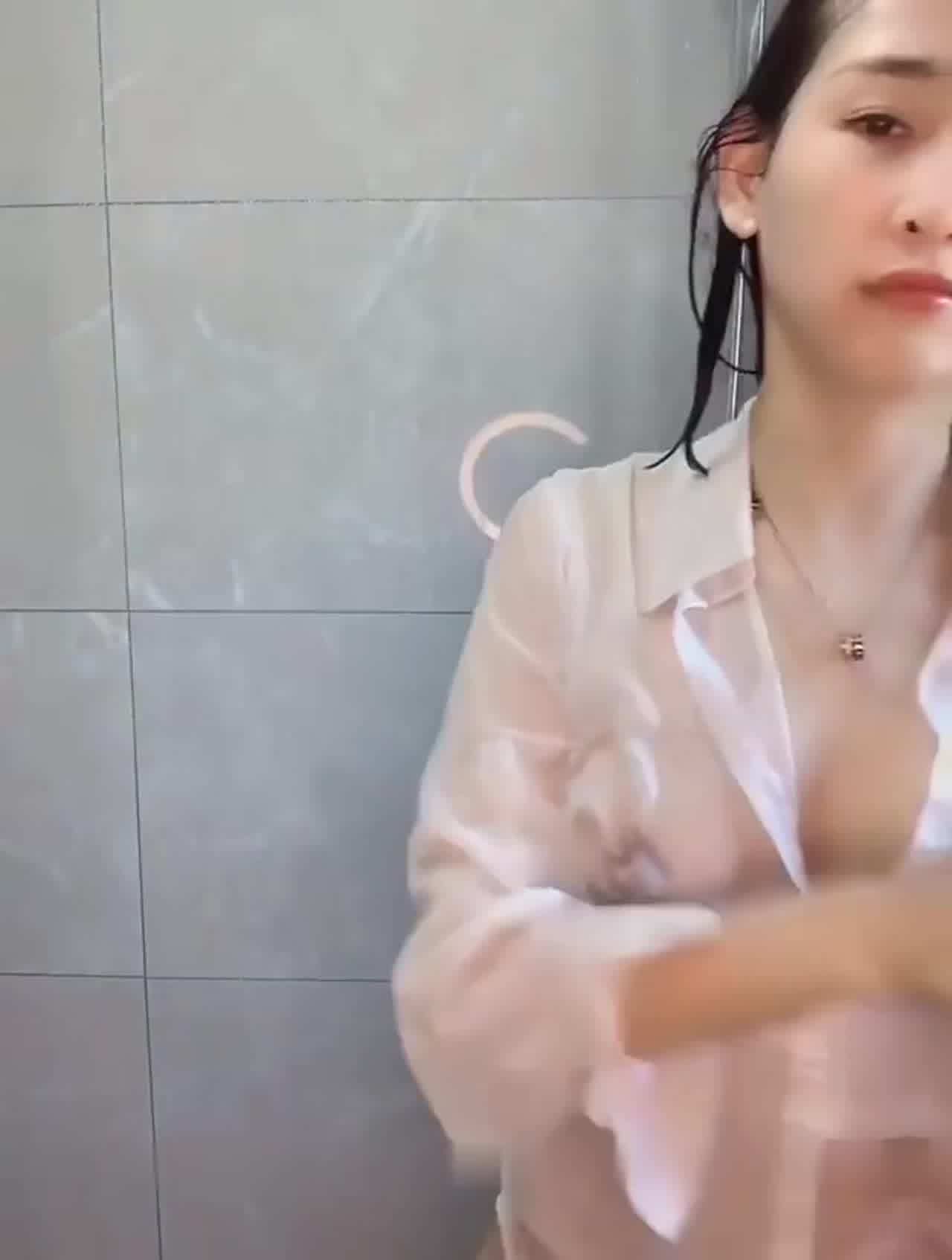  绝美ol 暗黑田馥甄 淋浴诱惑 的剧照10