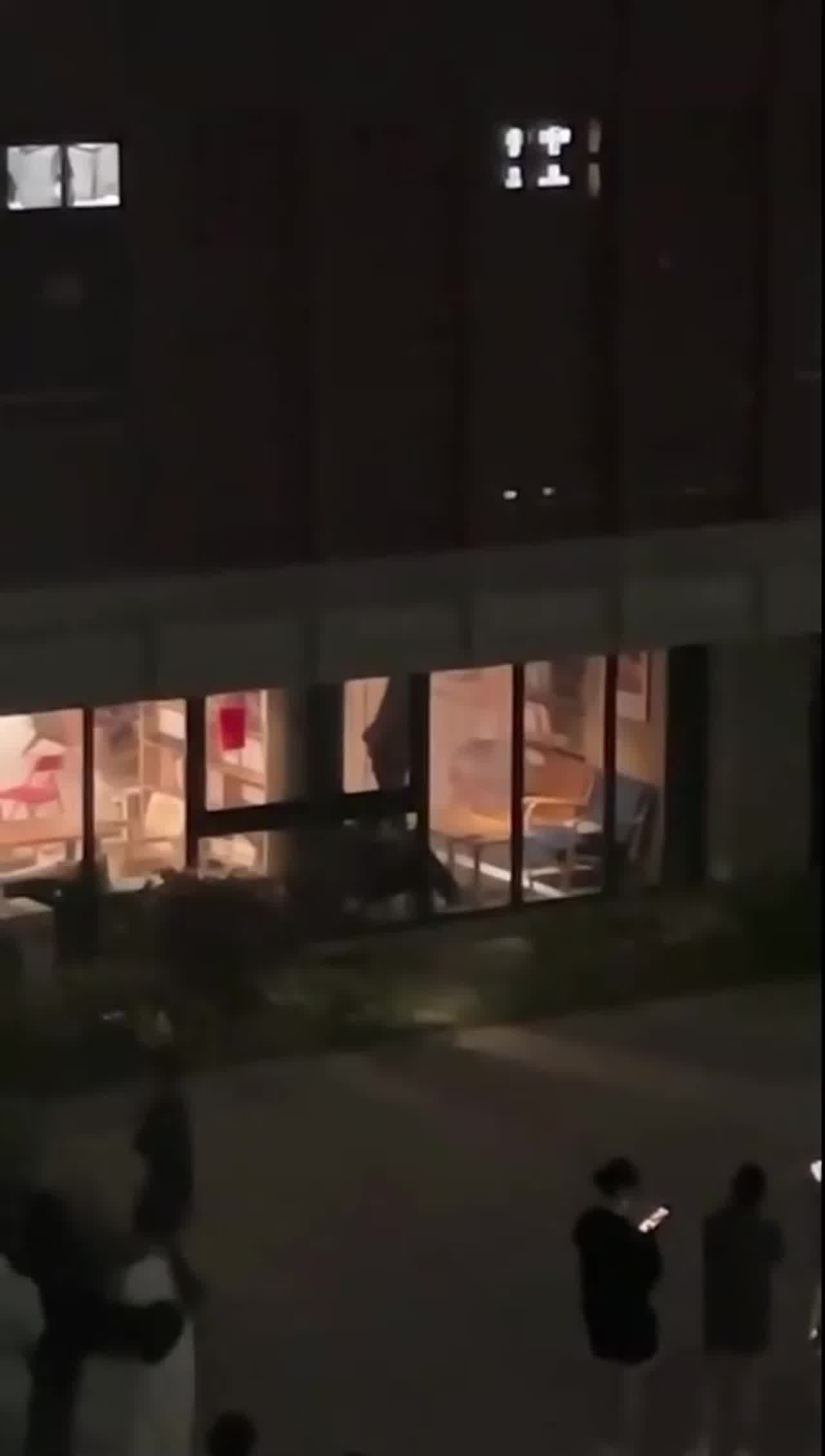  福建平潭一学校小情侣隔着单向玻璃做爱引围观 的剧照8