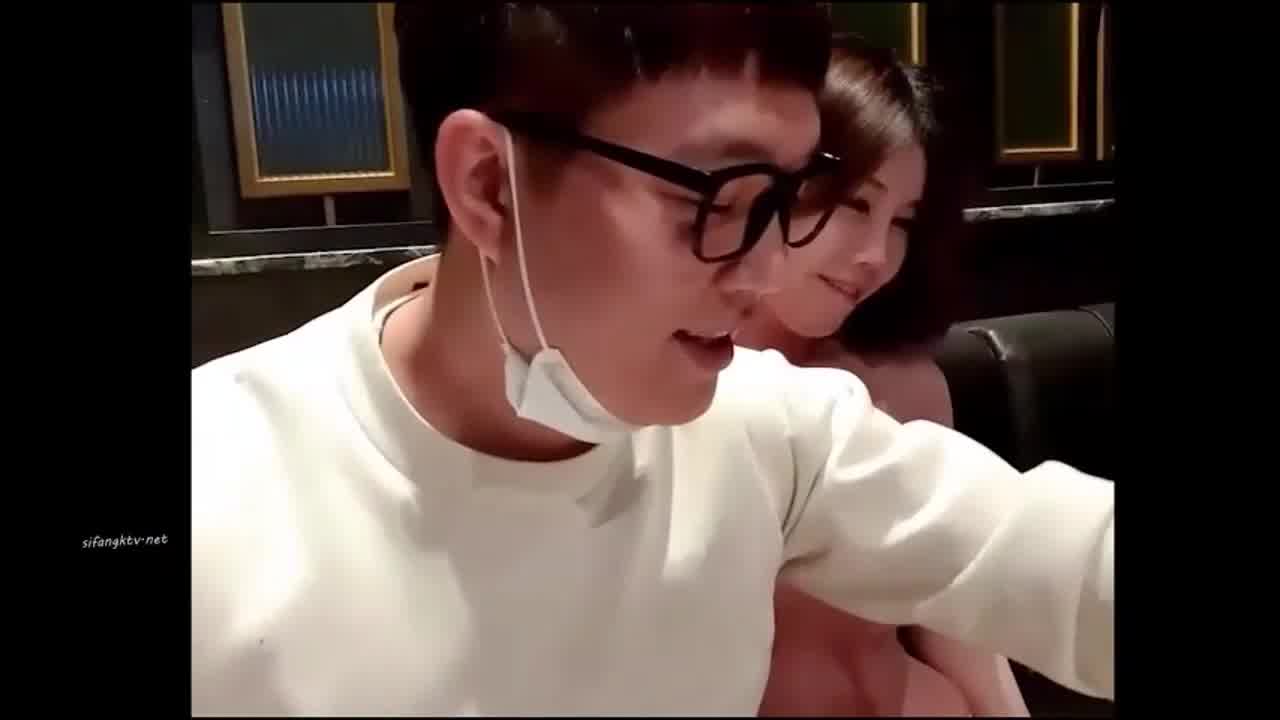  【稀有资源】富二代留学生[糜烂夜生活]有钱能使女脱衣拿到钱都膨胀了！ 的剧照4