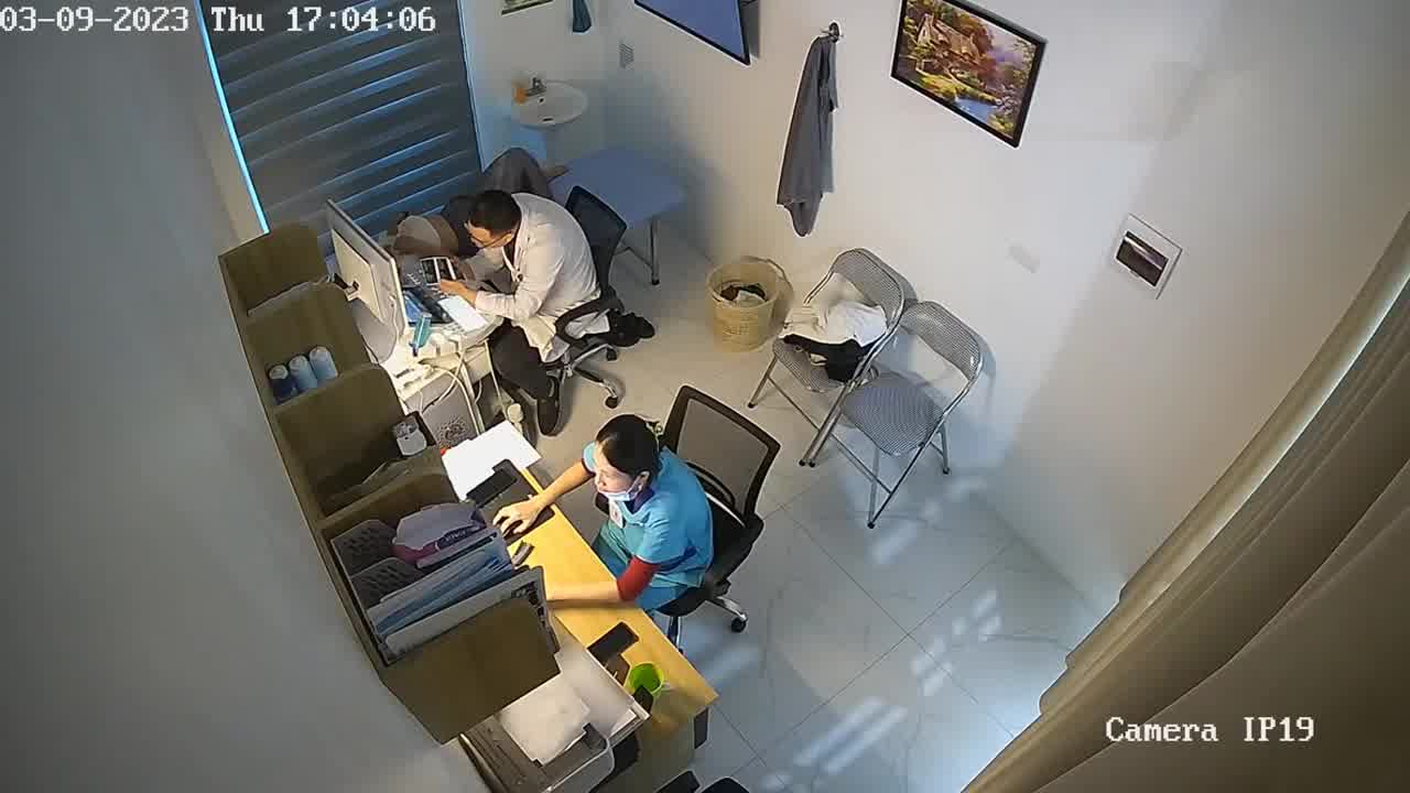  【医院3月监控】重金破解高清！猥琐男医生给漂亮女病人仔细检查身体完整版！ 的剧照1