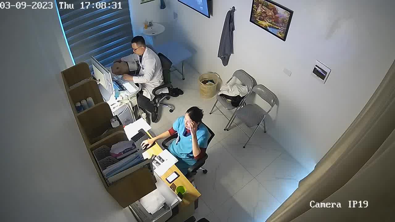  【医院3月监控】重金破解高清！猥琐男医生给漂亮女病人仔细检查身体完整版！ 的剧照2