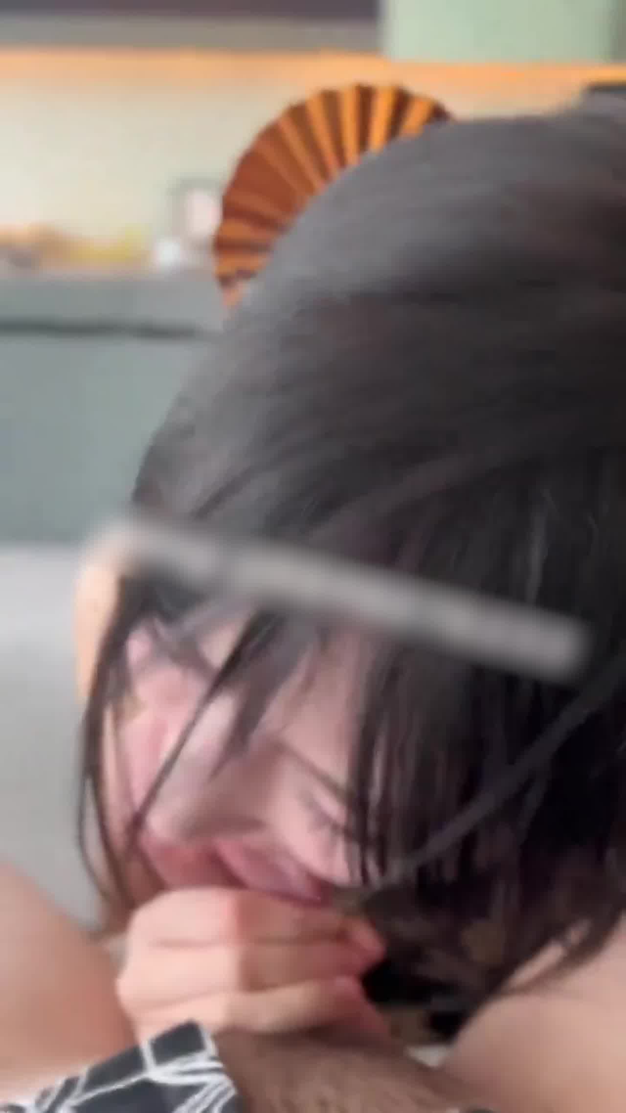  旗袍妹服侍大哥舔吸鸡巴 的剧照4