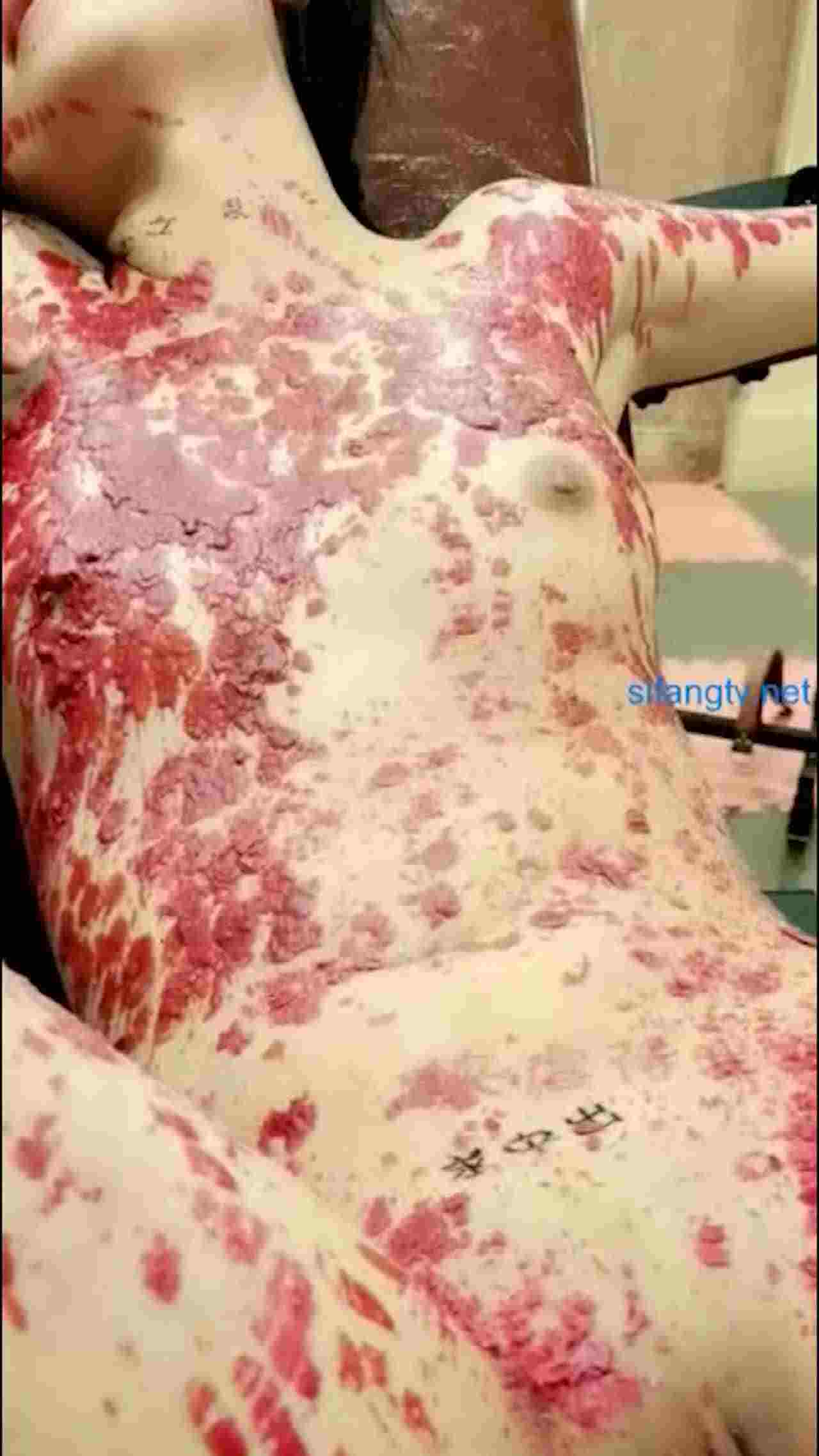  太刺激了滴蜡重口乖乖女看起来要哭出来 的剧照2