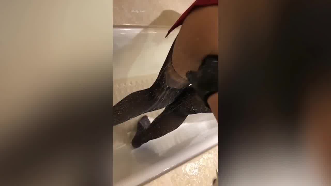  大奶美模后庭失守被金主灌肠 的剧照2