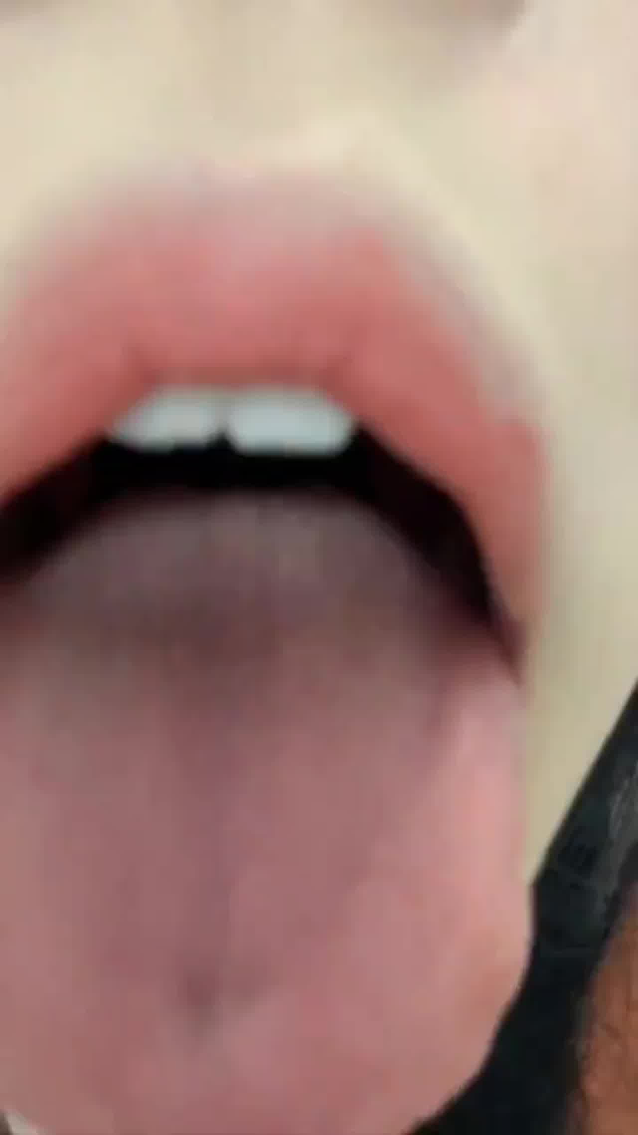  嫩妹帮哥哥舔鸡鸡这口活一定很爽 的剧照10