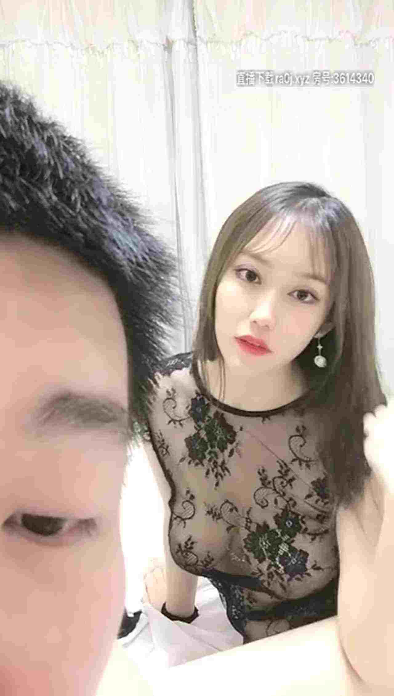  极品正妹和男友啪啪开直播～还没开始床单就湿一片了 的剧照3