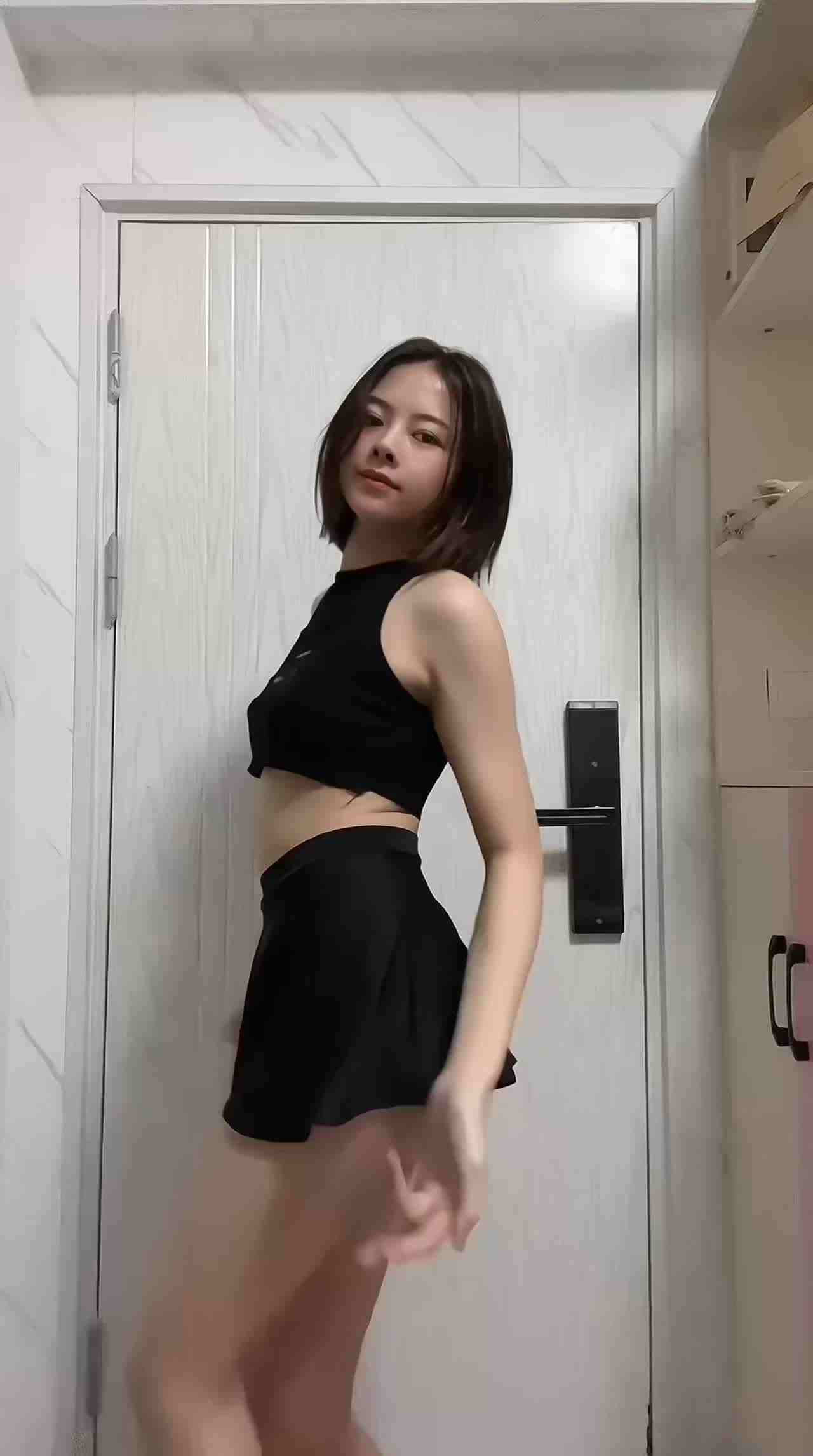  黑丝露脸脱衣舞定制 的剧照8