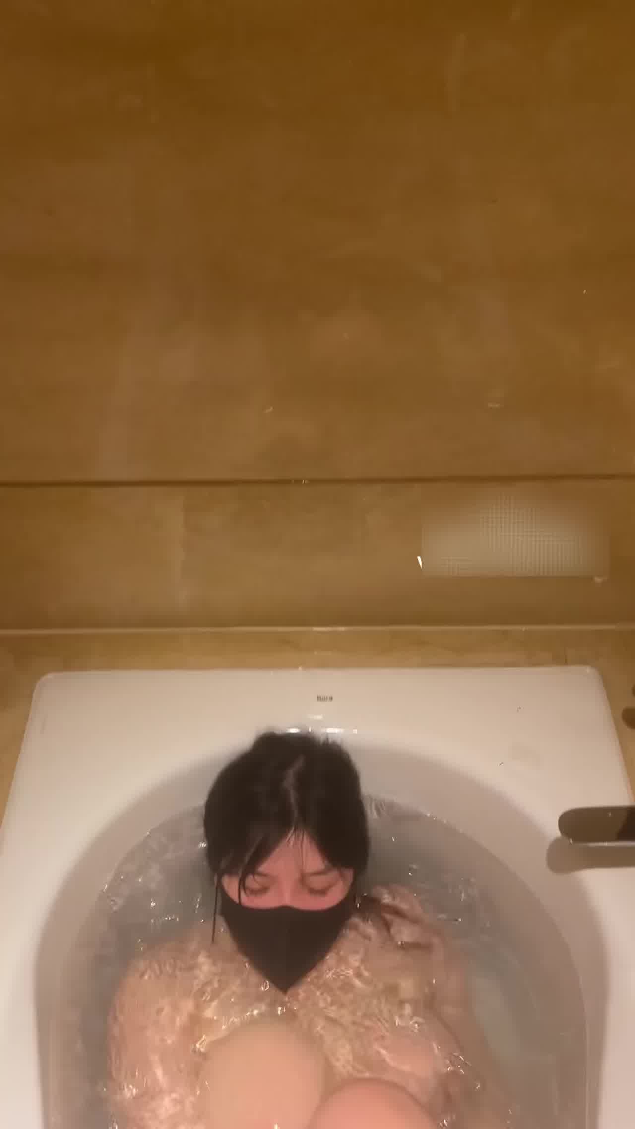  和大胸九儿的水下约会 的剧照1