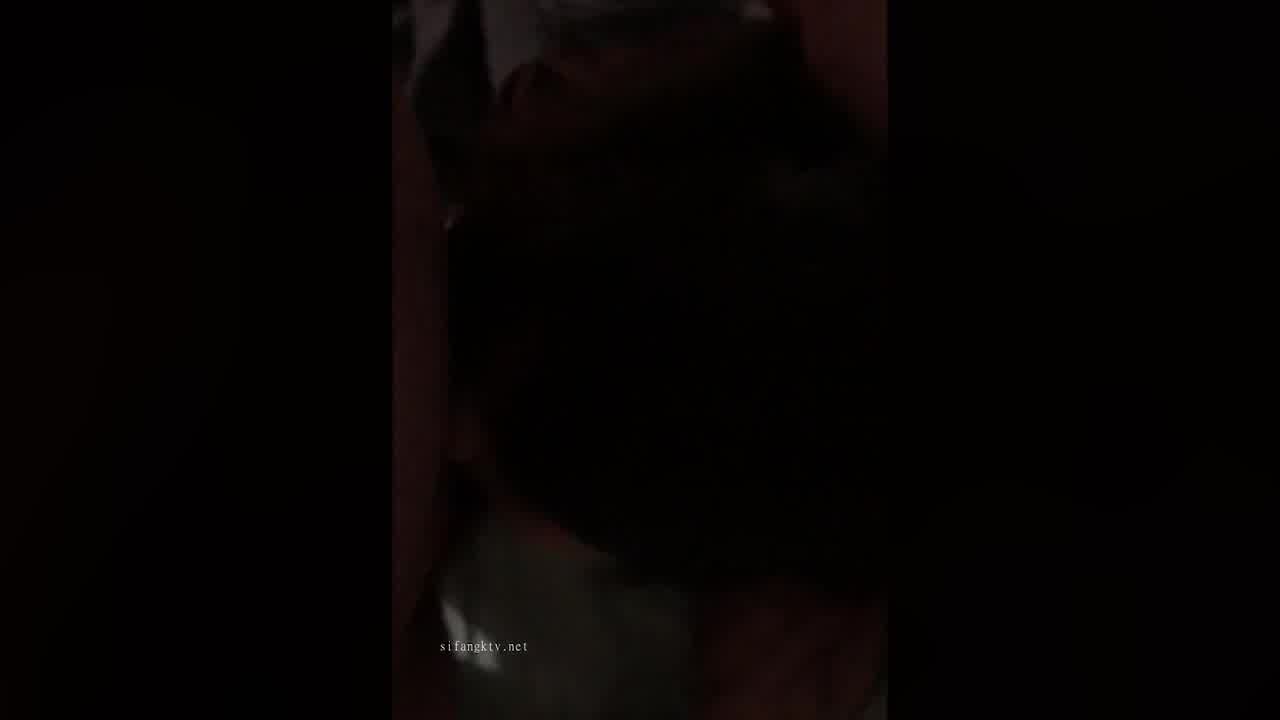  3角恋，漂亮正妹游走2男之间-男友VS富二代 的剧照9