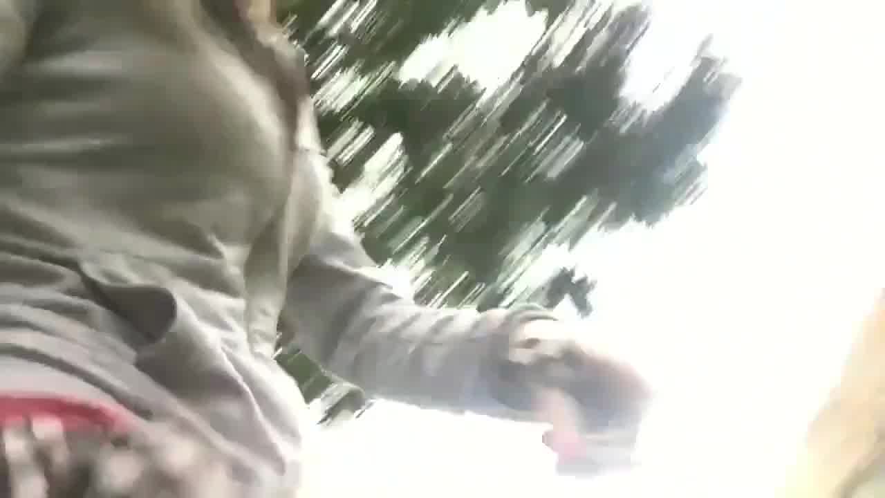  啧啧啧，随地大小便，关键内裤还没脱就尿了 的剧照8