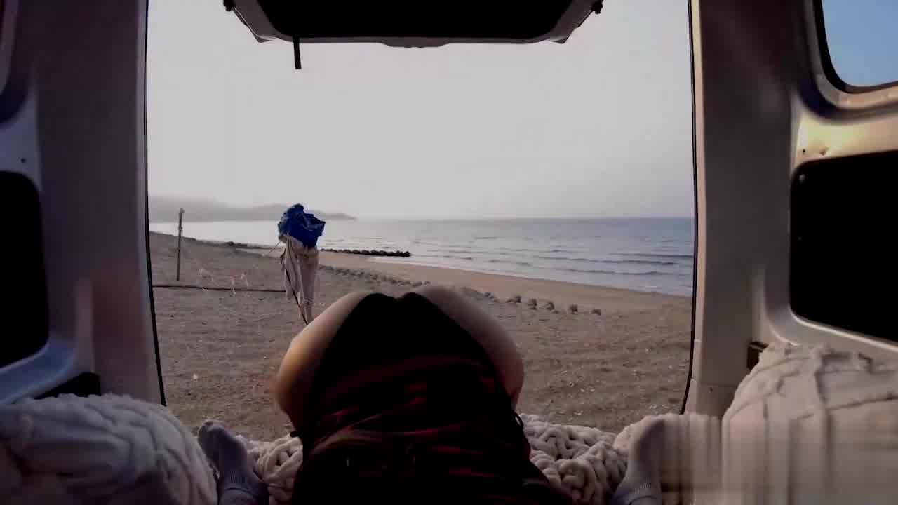  日本情侣在户外廉价的面包车中享受高品质汽车性爱充满性感的口交和爆炸性射精 的剧照3