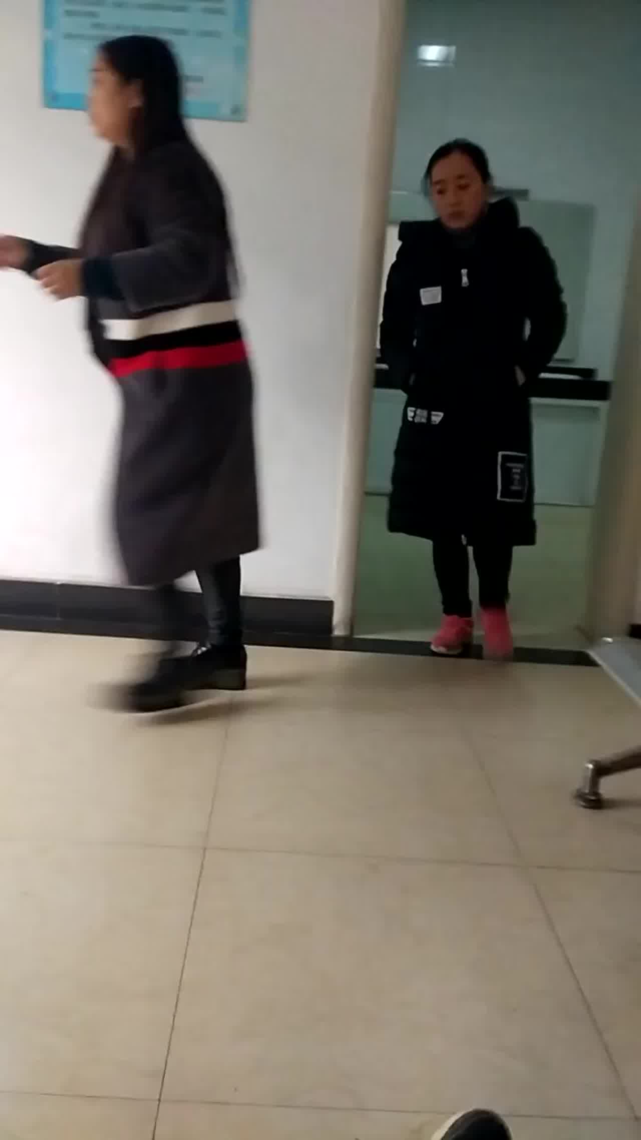  飞机侠对撸黑丝少妇，受不了胡乱射精洒满地 的剧照7