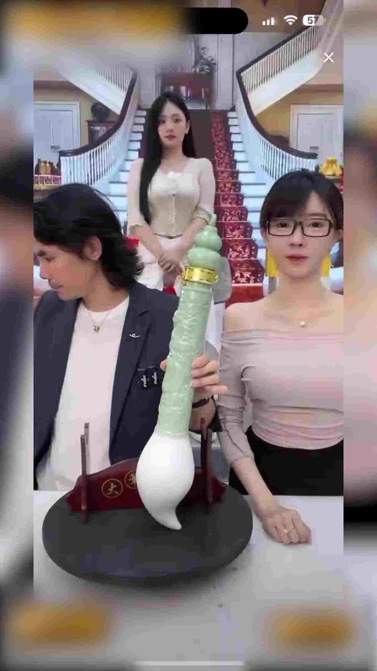  门事件 紧急告知家人们看直播时一定要学会善于发现亮点！因为这样总是能发现意想不到的美丽风景！ 的剧照1