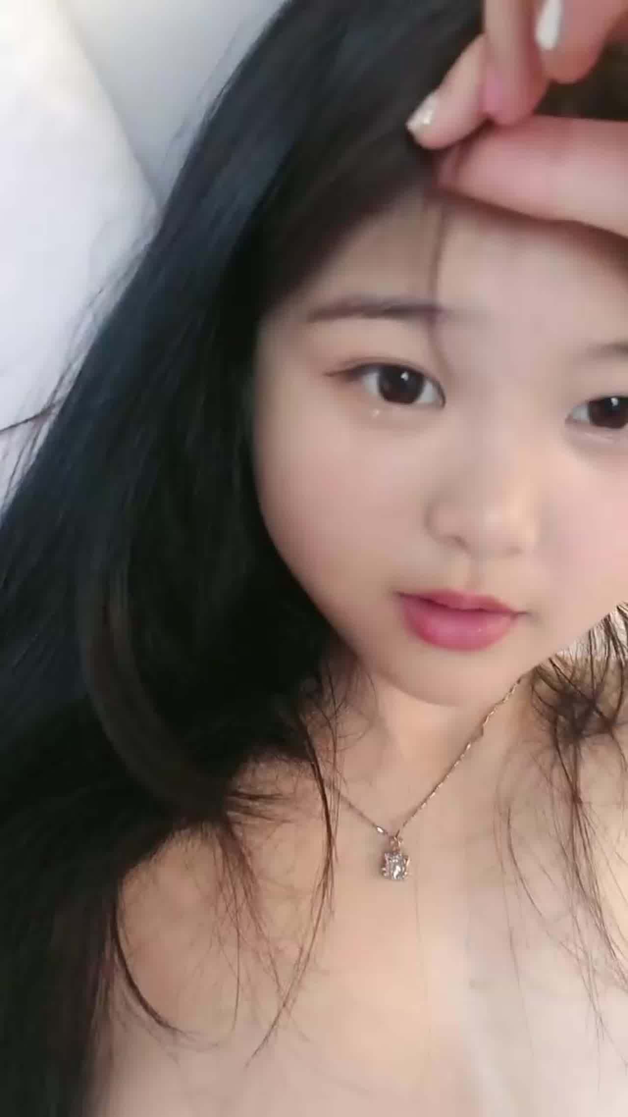  清纯学生妹被表哥欺骗下海，全程露脸性感可爱又粉嫩，口交大鸡巴，吃奶玩逼，无套爆操，直接操喷了 的剧照5