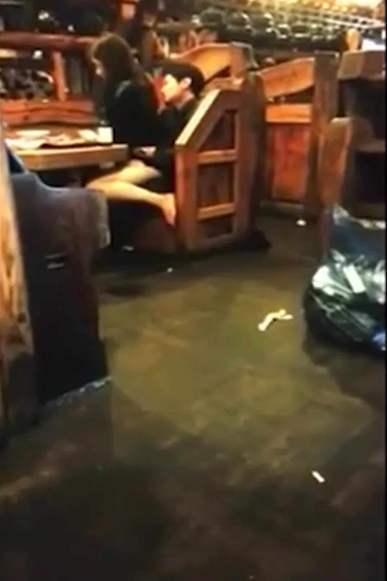  疯狂情侣在餐酒馆餐厅表演骑马 骚浪的模样完全被录下来 的剧照8