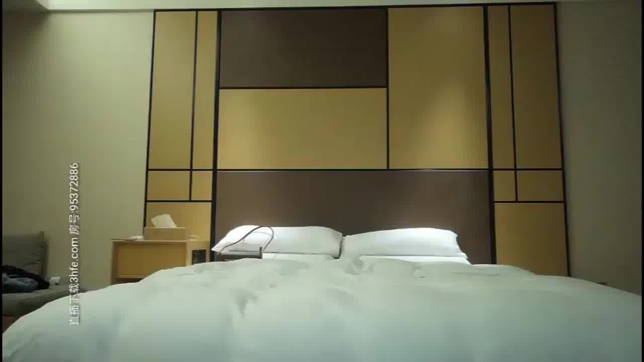  91探花 S级妹子坐在身上舌吻摸奶 ~上位自己动猛操 的剧照2