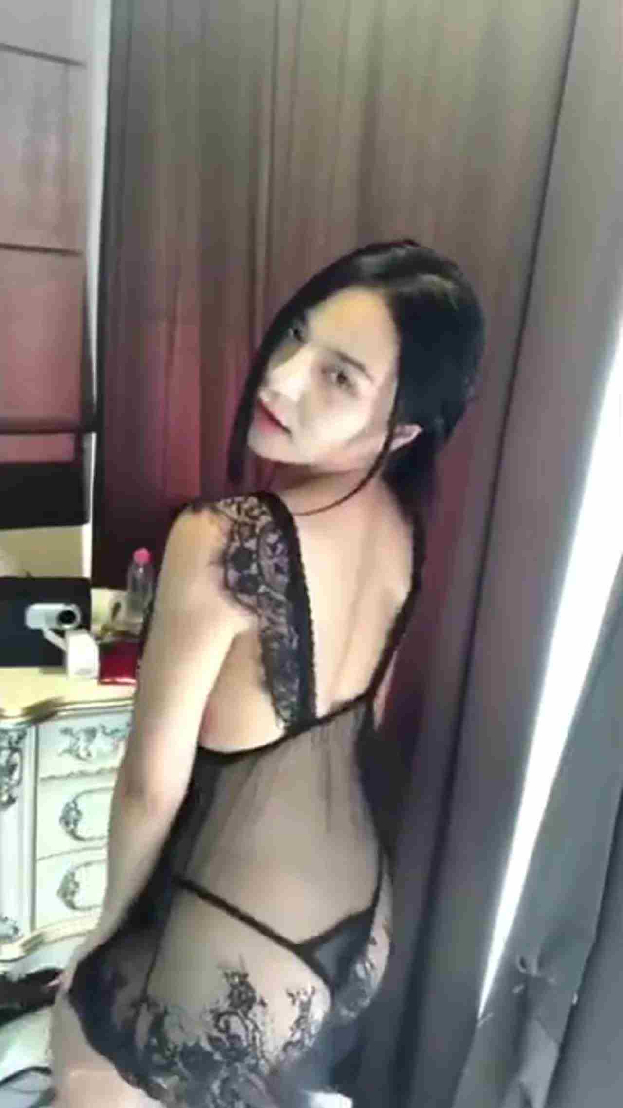  极品小姐姐蕾丝洋装诱惑 的剧照8