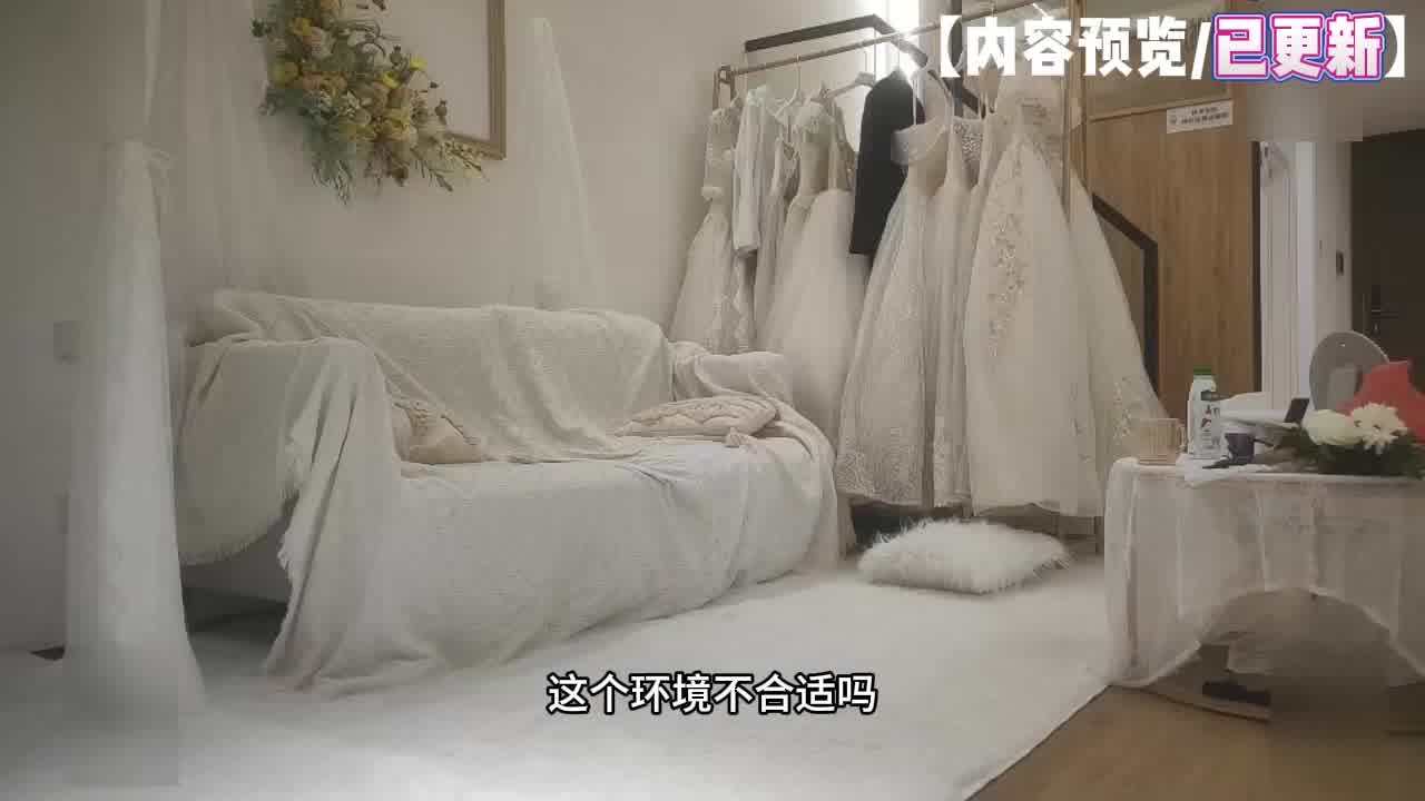  【眼镜骚妹】‘你好坏挑逗我不给我’内内湿了一大片，地上操完，沙发操，被各种姿势无情猛怼，太爽了！ 的剧照6