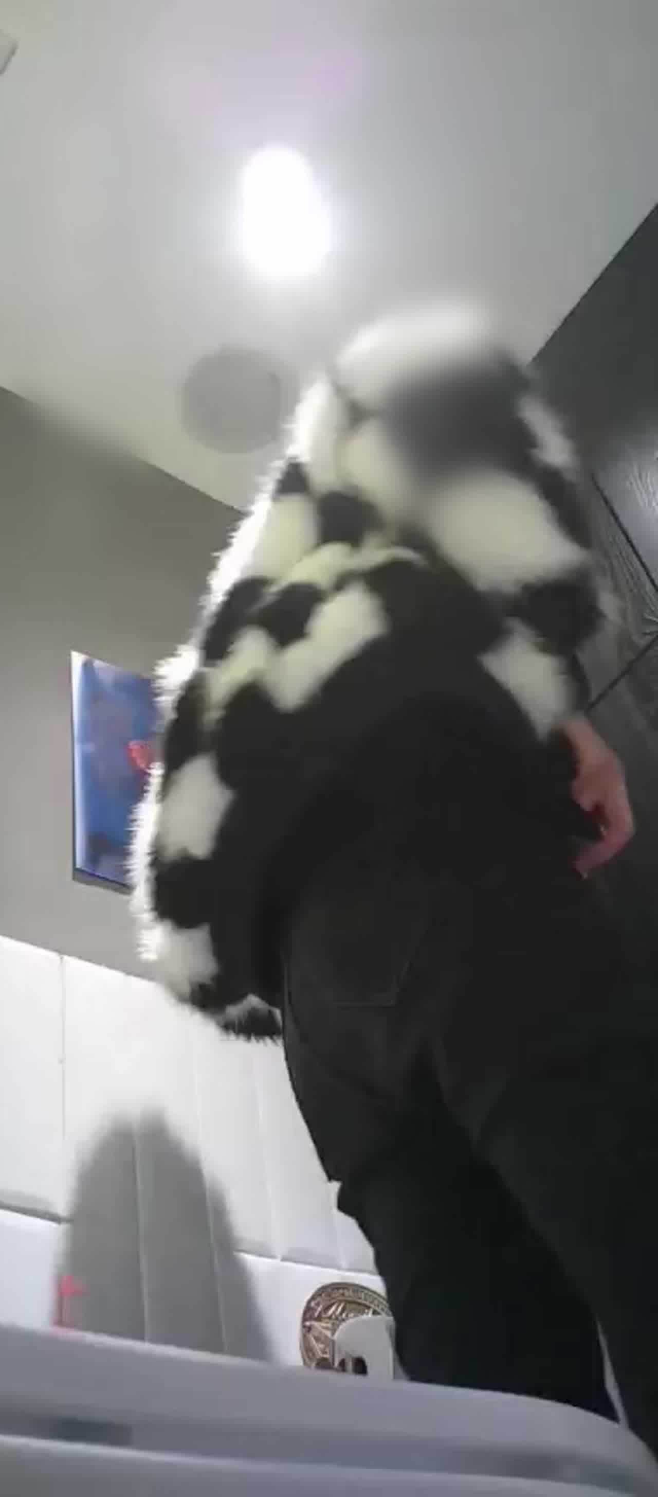  高颜质美女上厕所被针孔偷拍 的剧照1