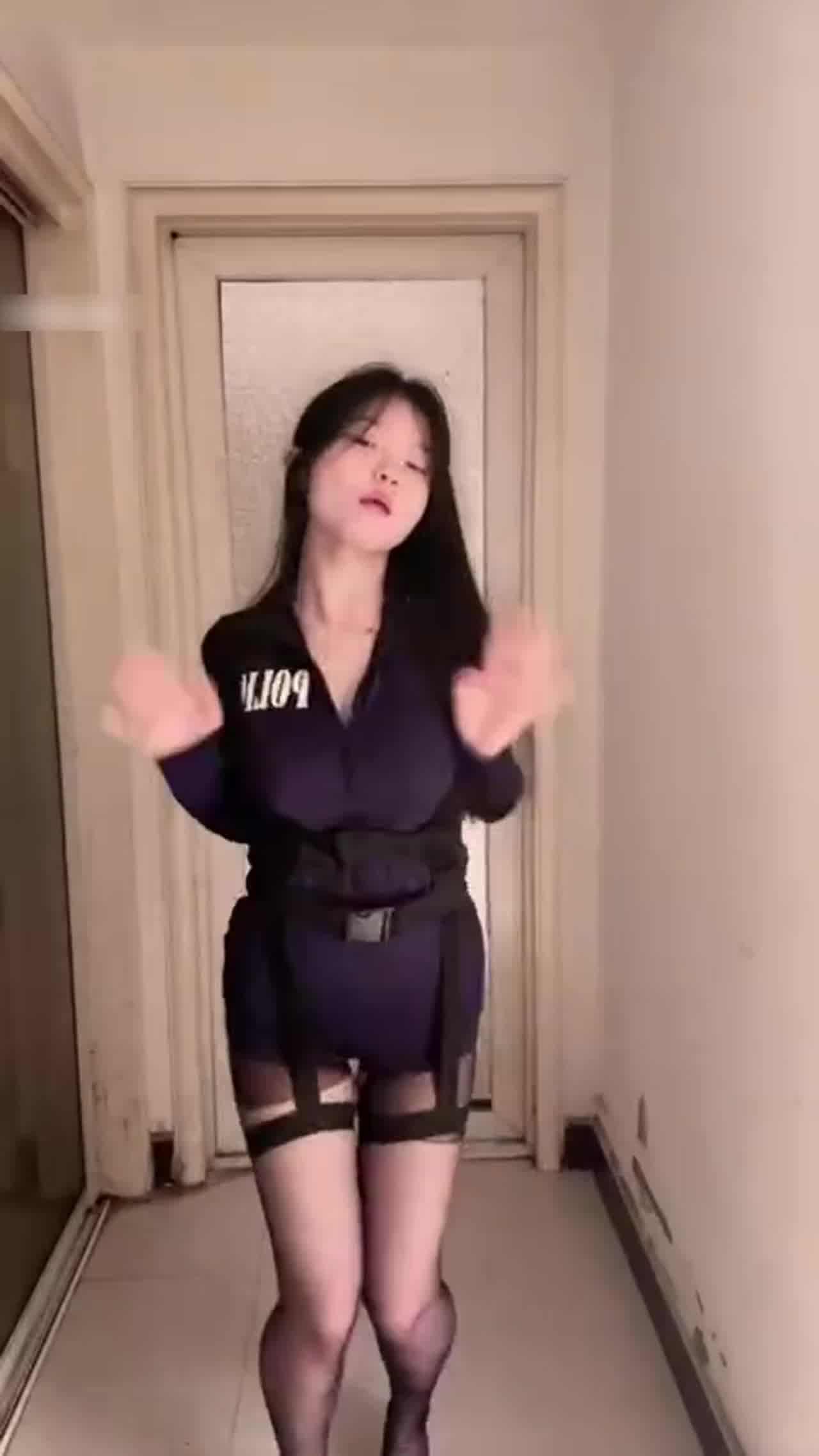  【纯欲反差天花板！扣完逼还舔手上淫水】这行为举止真的太骚了，还是个巨乳，跳舞还那么好，完美女人 的剧照6