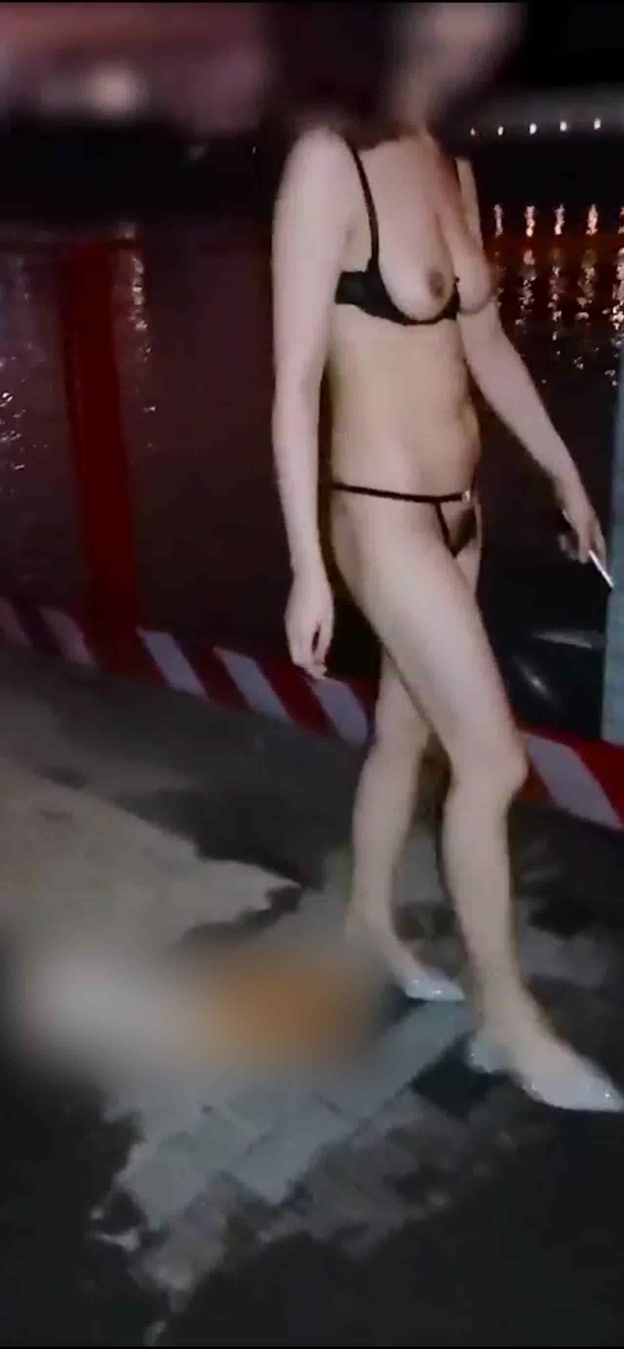  身材姣好妹子在外面大露奶子 真骚逼 的剧照9