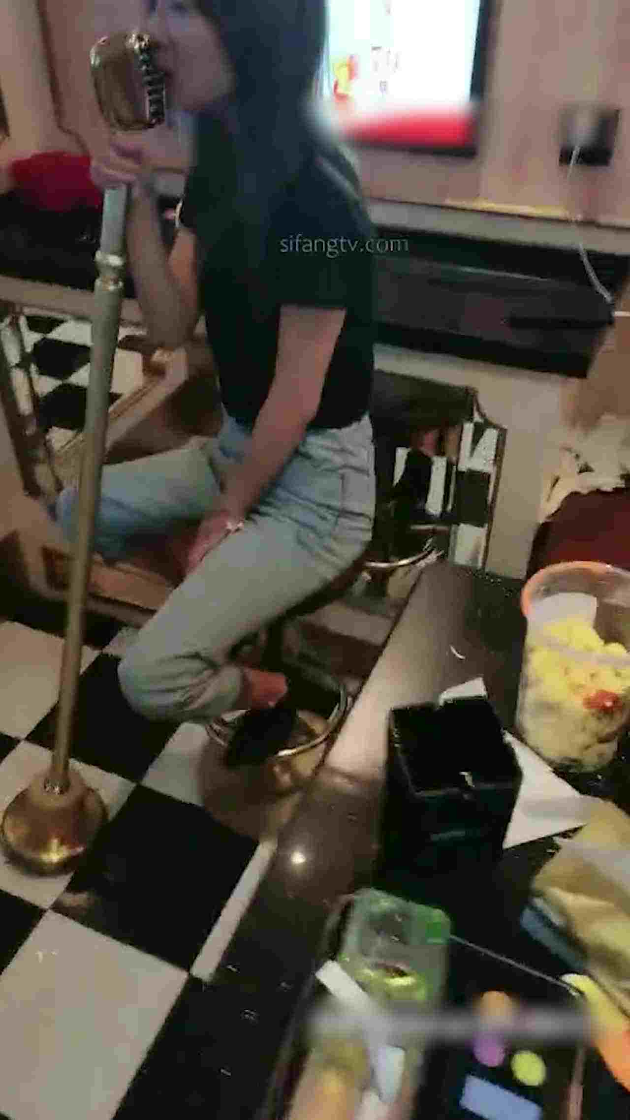  边唱歌边做爱一举两得又性奋和有趣 的剧照2