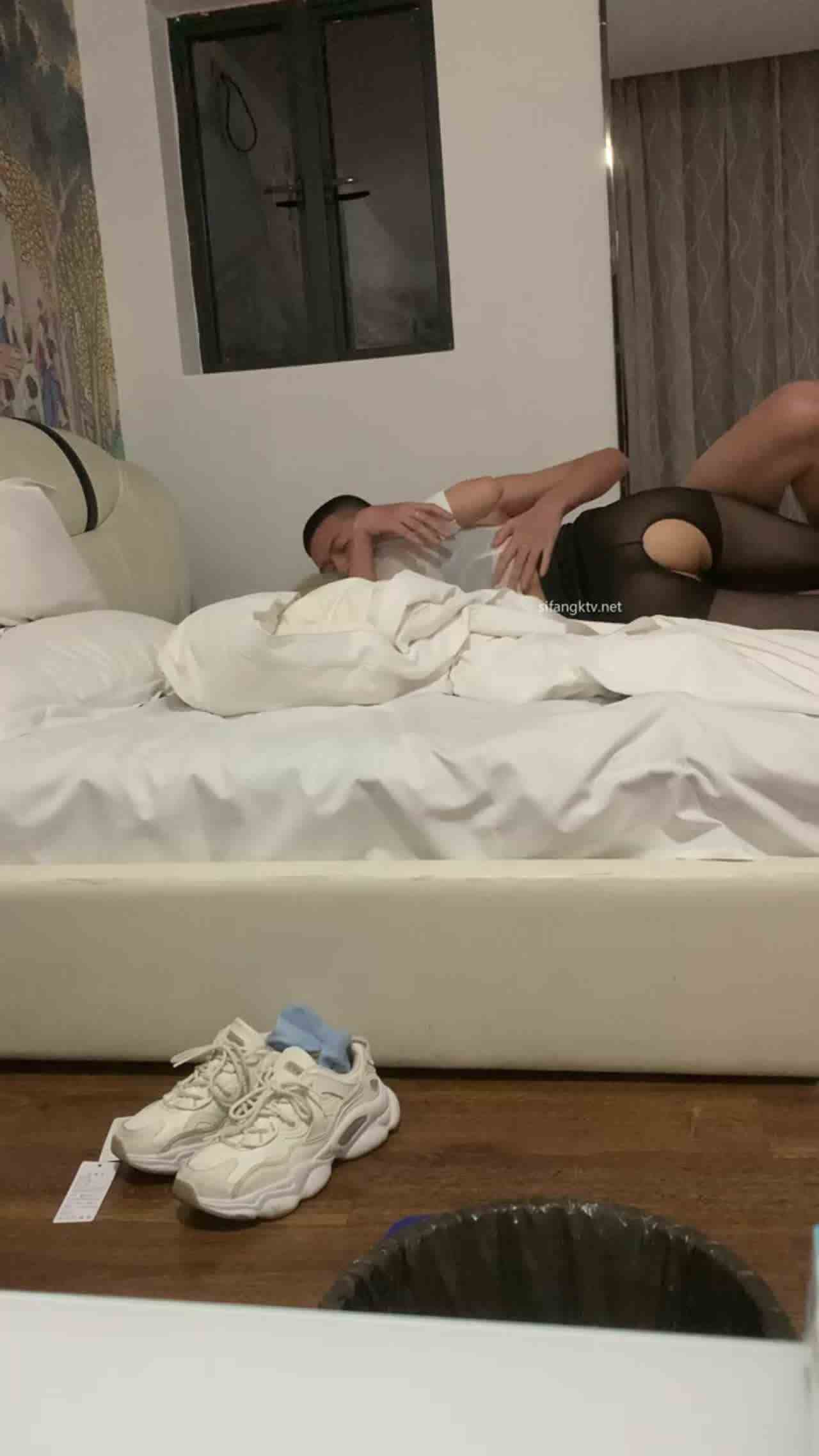  19岁黄发妹第一次约炮害羞到不敢抬起头 的剧照7